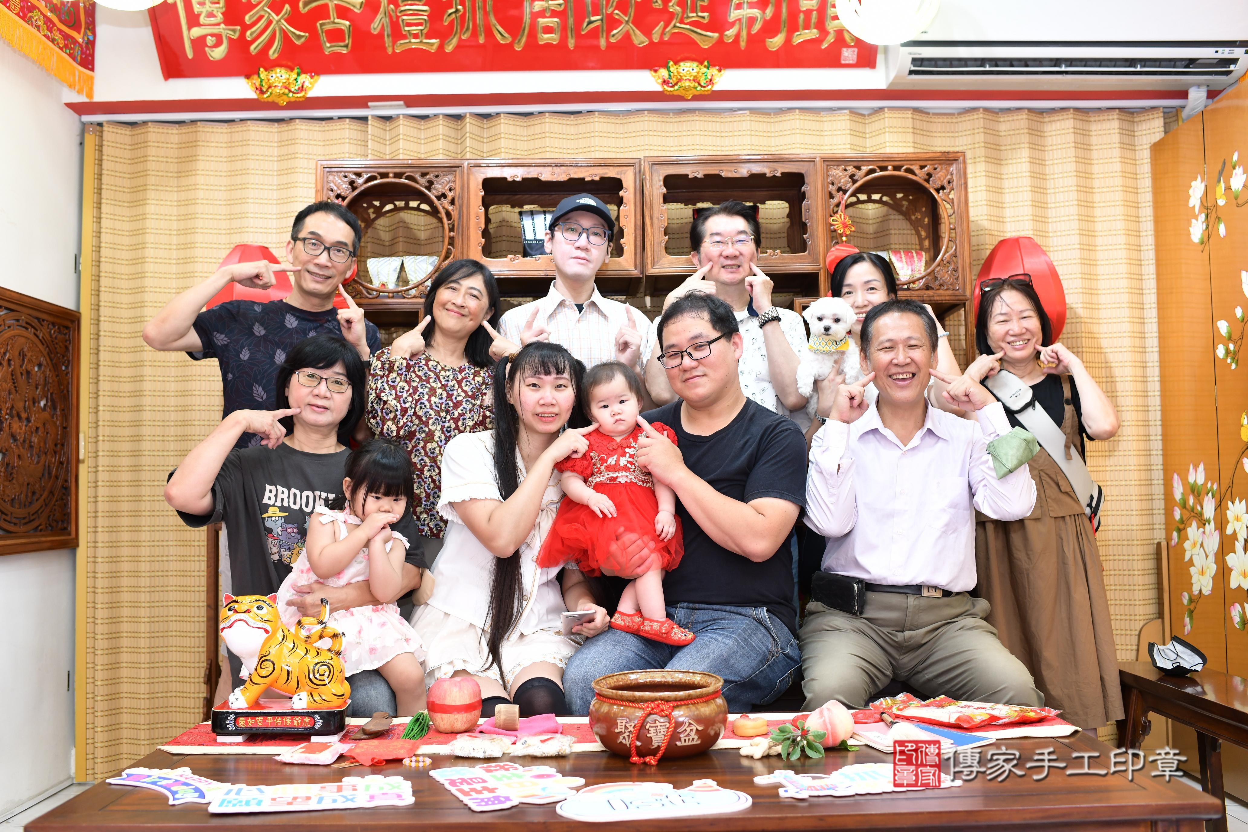 傳家手工印章台南店、抓周、度脺、中國風會場、傳家嬰兒古禮、吉祥話、抓周道具物品24種、拍照。抓周證書。寶寶抓周、滿周歲、生日快樂、祝福