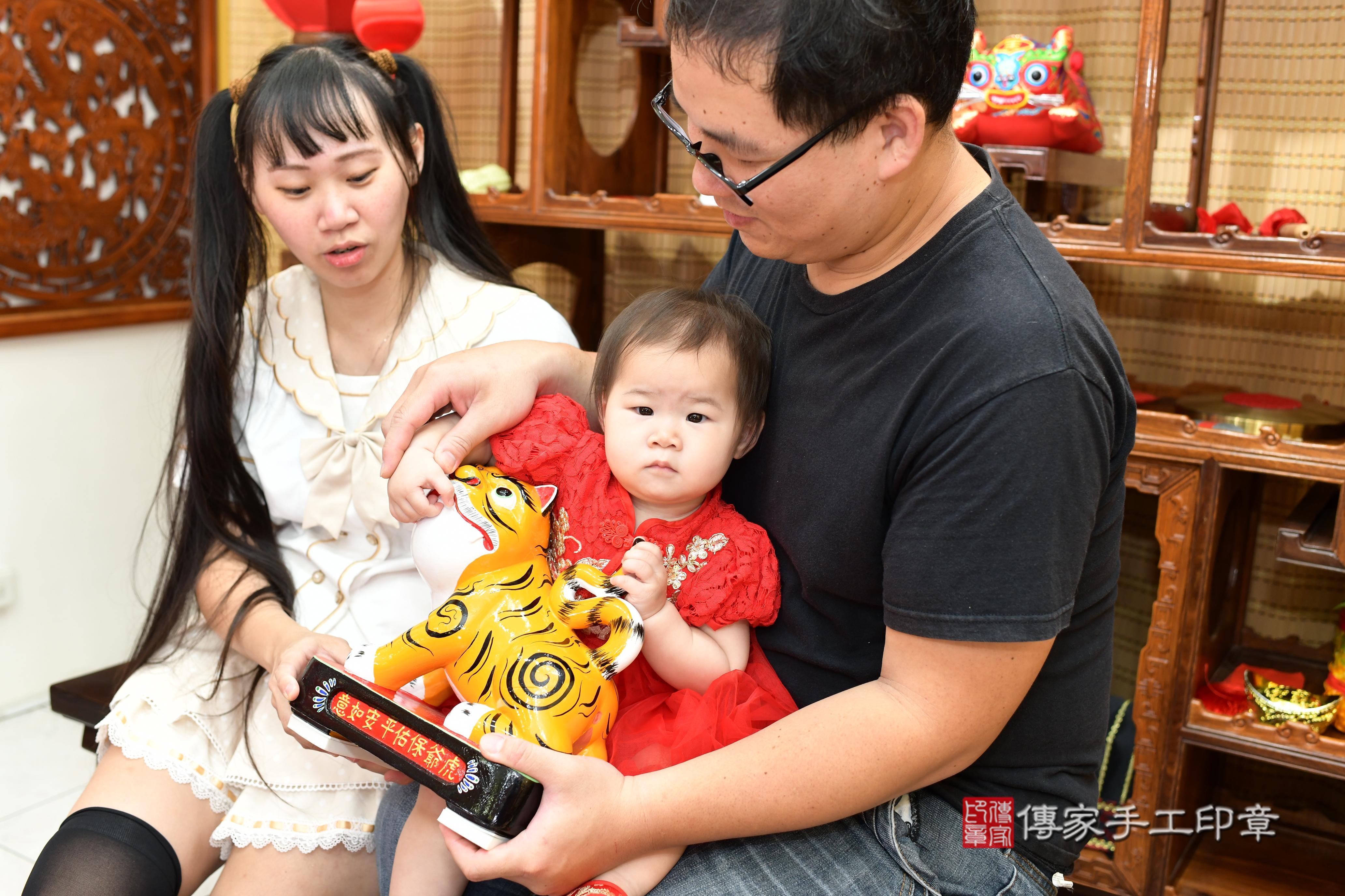 傳家手工印章台南店、抓周、度脺、中國風會場、傳家嬰兒古禮、吉祥話、抓周道具物品24種、拍照。抓周證書。寶寶抓周、滿周歲、生日快樂、祝福