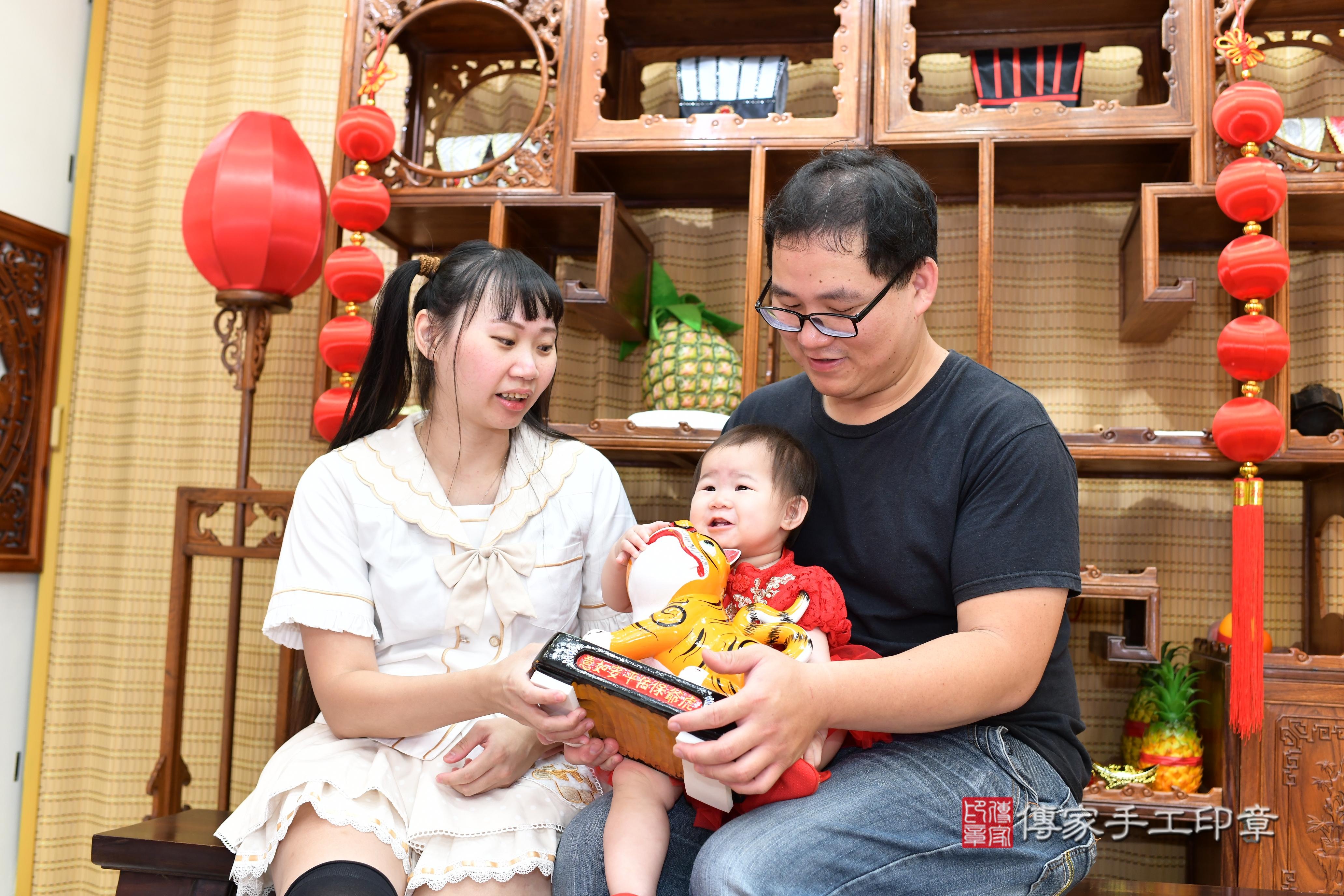 傳家手工印章台南店、抓周、度脺、中國風會場、傳家嬰兒古禮、吉祥話、抓周道具物品24種、拍照。抓周證書。寶寶抓周、滿周歲、生日快樂、祝福
