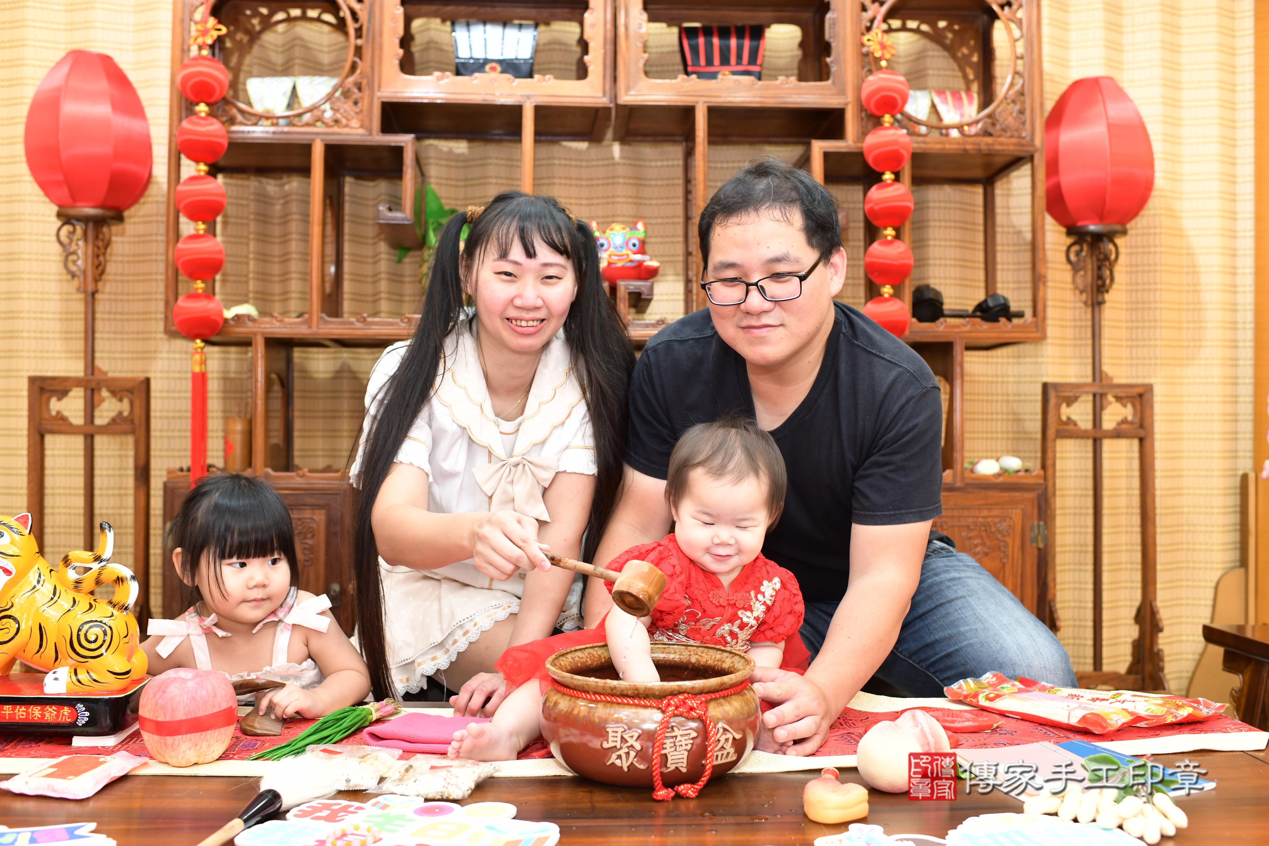 傳家手工印章台南店、抓周、度脺、中國風會場、傳家嬰兒古禮、吉祥話、抓周道具物品24種、拍照。抓周證書。寶寶抓周、滿周歲、生日快樂、祝福