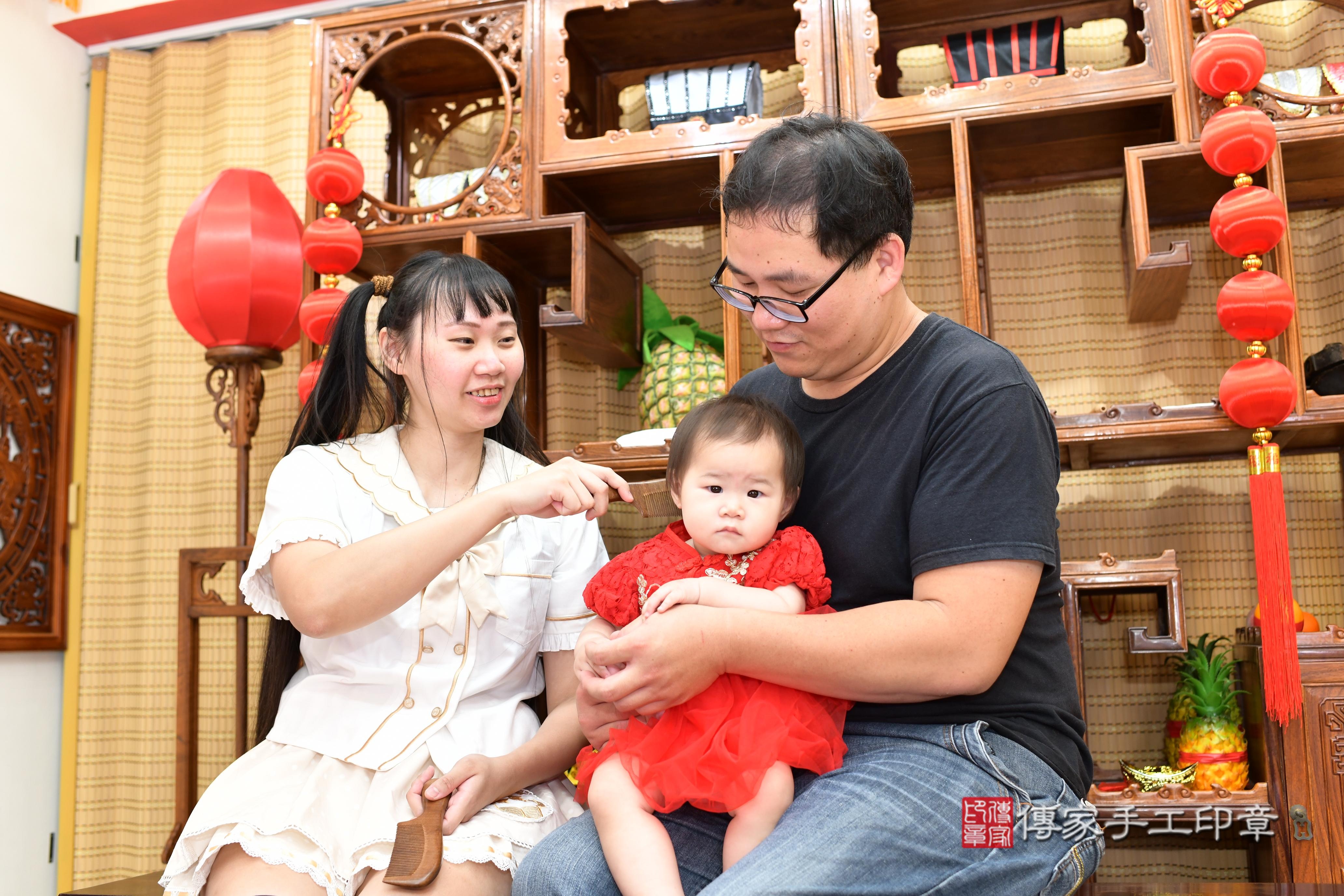 傳家手工印章台南店、抓周、度脺、中國風會場、傳家嬰兒古禮、吉祥話、抓周道具物品24種、拍照。抓周證書。寶寶抓周、滿周歲、生日快樂、祝福