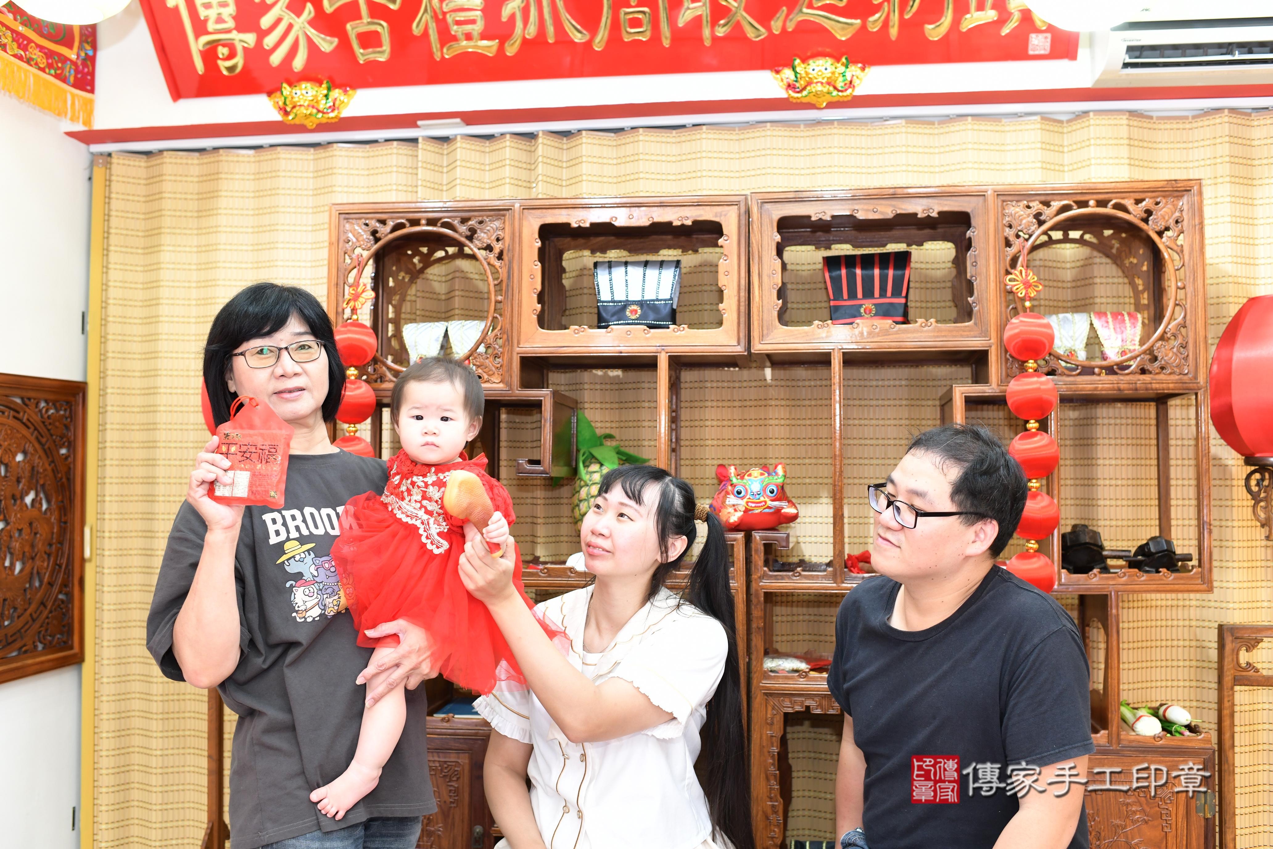 傳家手工印章台南店、抓周、度脺、中國風會場、傳家嬰兒古禮、吉祥話、抓周道具物品24種、拍照。抓周證書。寶寶抓周、滿周歲、生日快樂、祝福