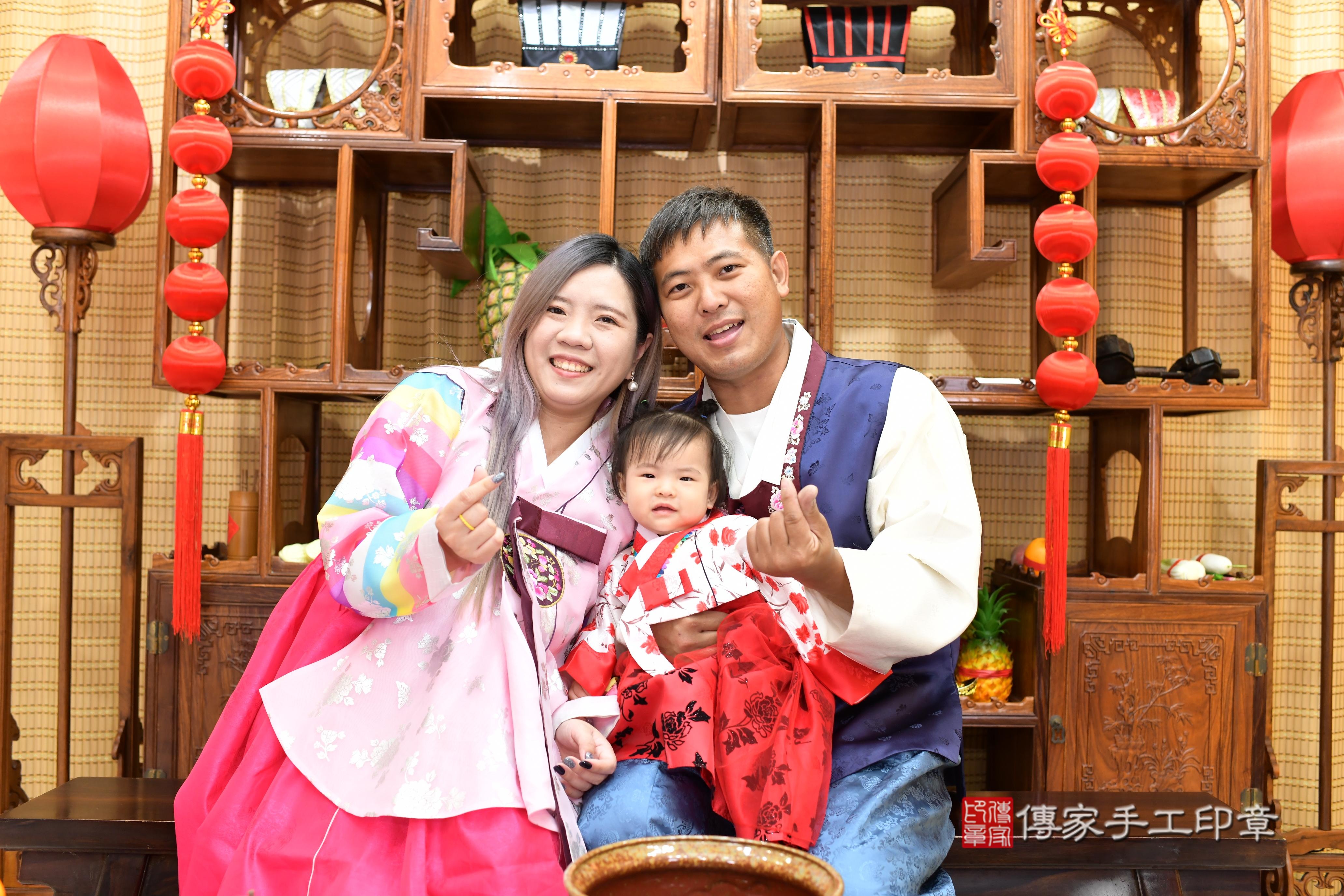 傳家手工印章台南店、抓周、度脺、中國風會場、傳家嬰兒古禮、吉祥話、抓周道具物品24種、拍照。抓周證書。寶寶抓周、滿周歲、生日快樂、祝福