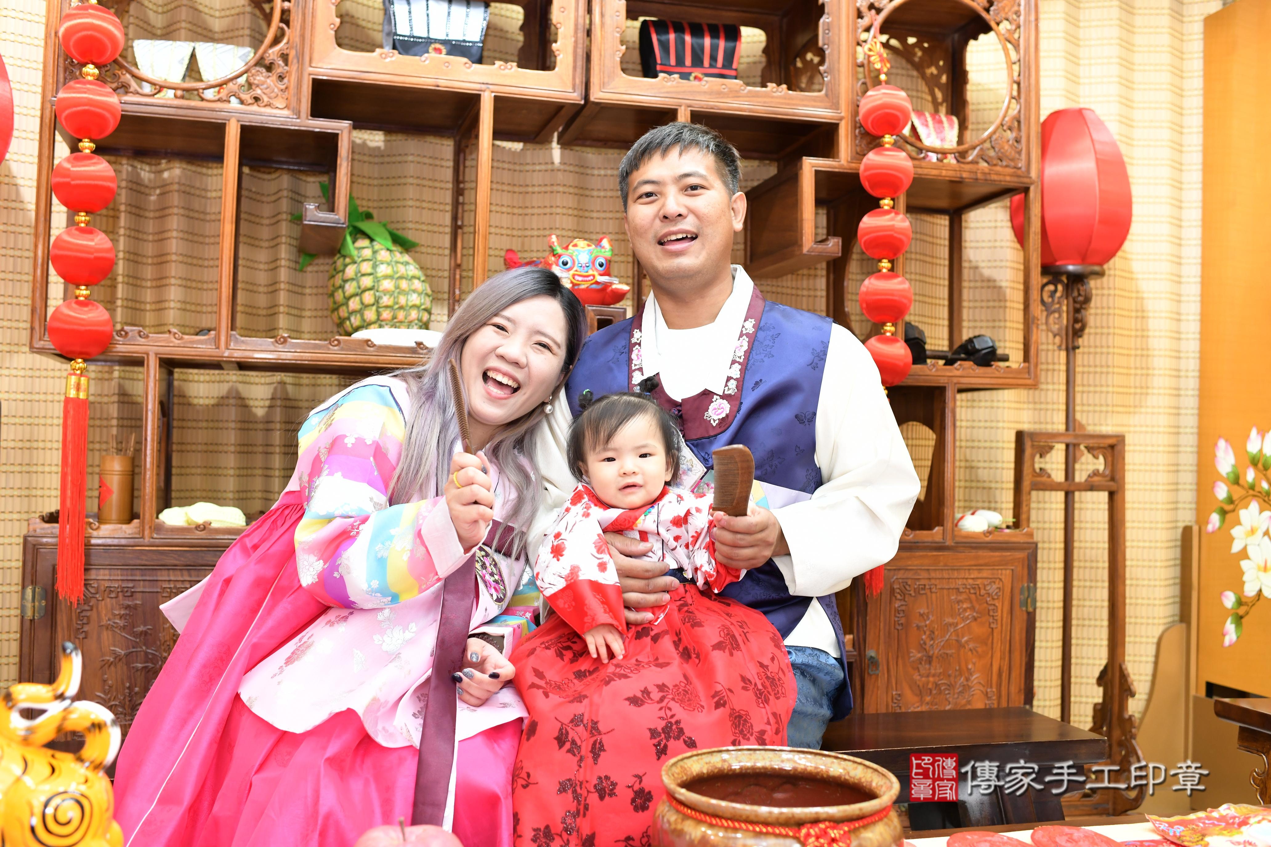 傳家手工印章台南店、抓周、度脺、中國風會場、傳家嬰兒古禮、吉祥話、抓周道具物品24種、拍照。抓周證書。寶寶抓周、滿周歲、生日快樂、祝福