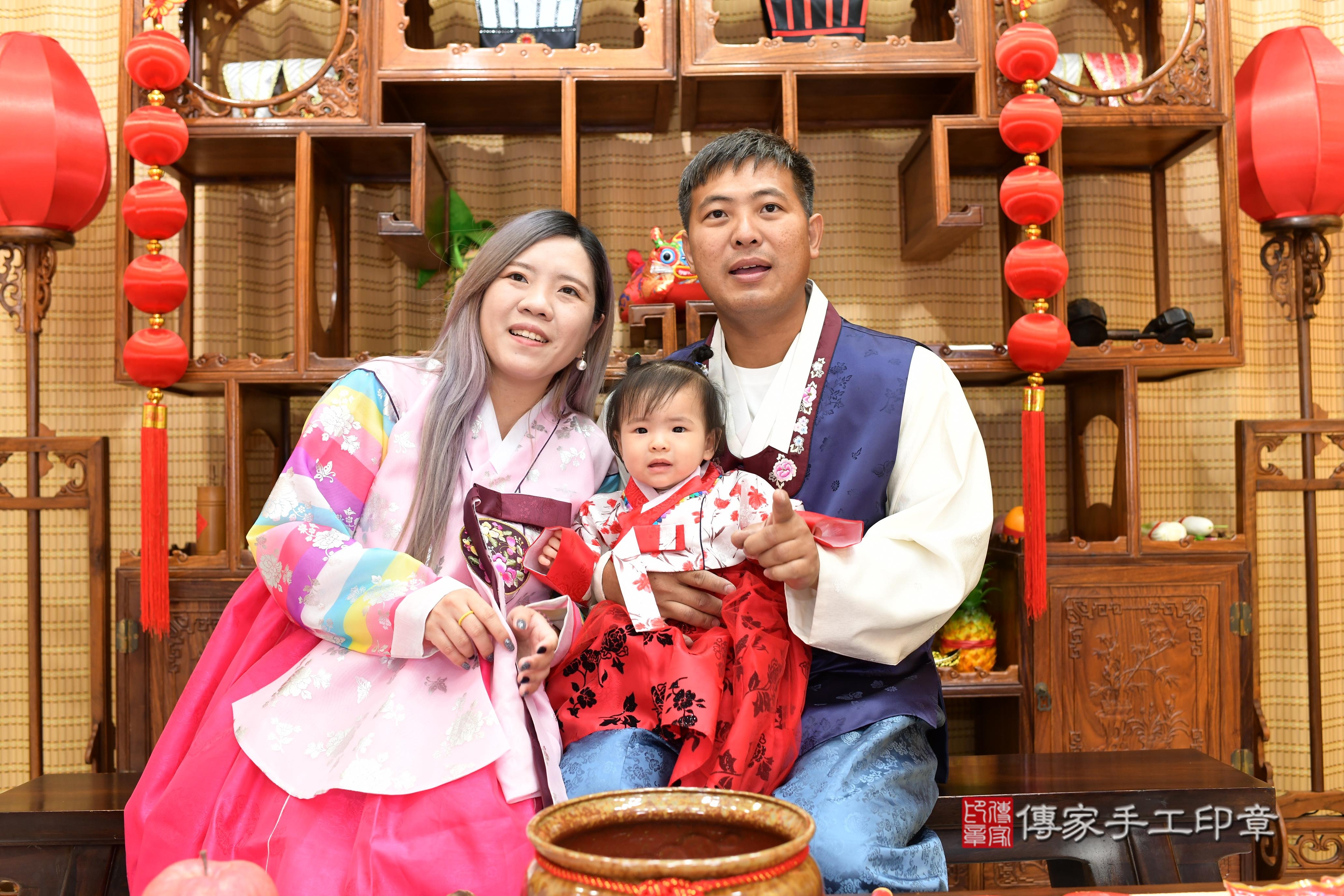 傳家手工印章台南店、抓周、度脺、中國風會場、傳家嬰兒古禮、吉祥話、抓周道具物品24種、拍照。抓周證書。寶寶抓周、滿周歲、生日快樂、祝福