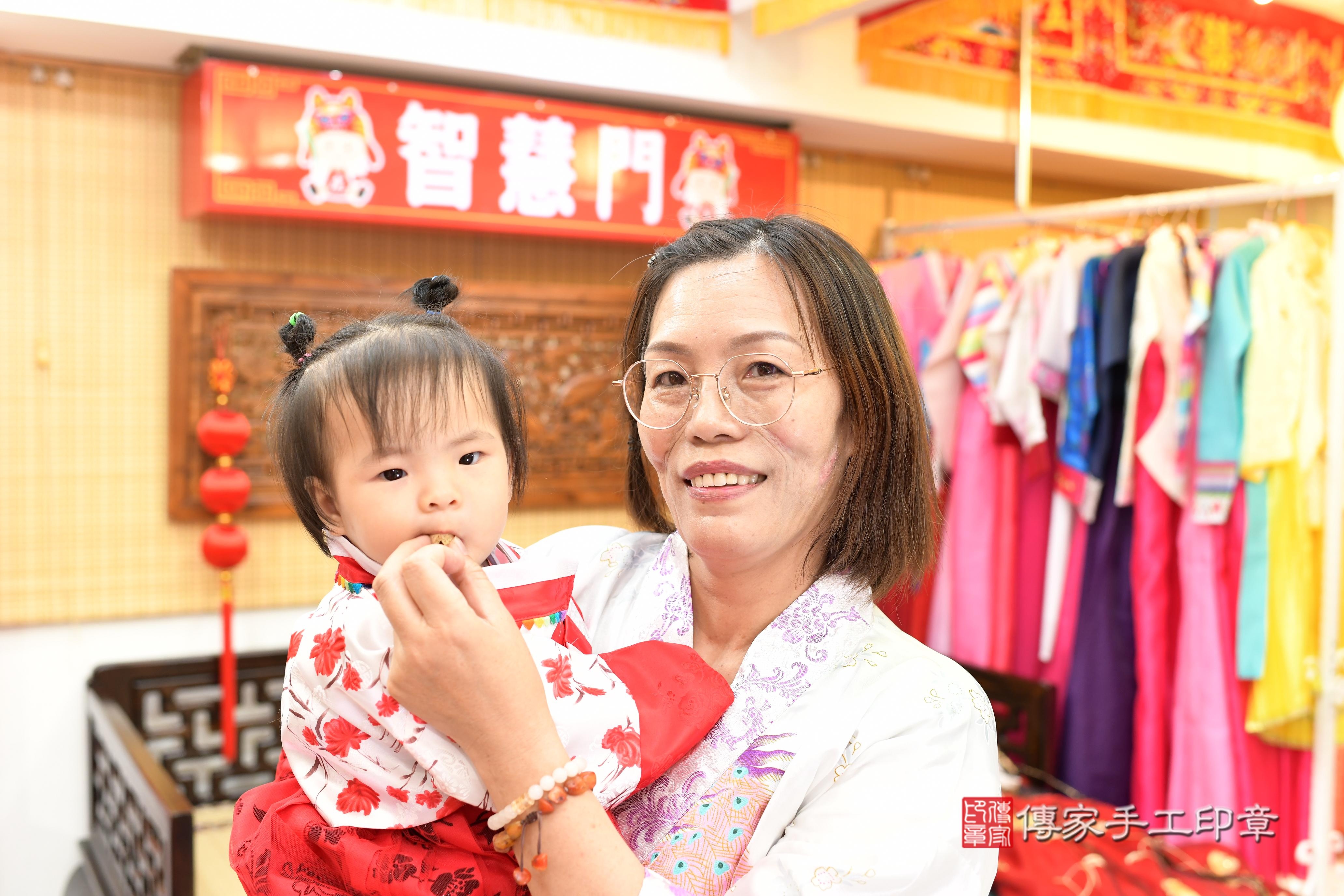 傳家手工印章台南店、抓周、度脺、中國風會場、傳家嬰兒古禮、吉祥話、抓周道具物品24種、拍照。抓周證書。寶寶抓周、滿周歲、生日快樂、祝福
