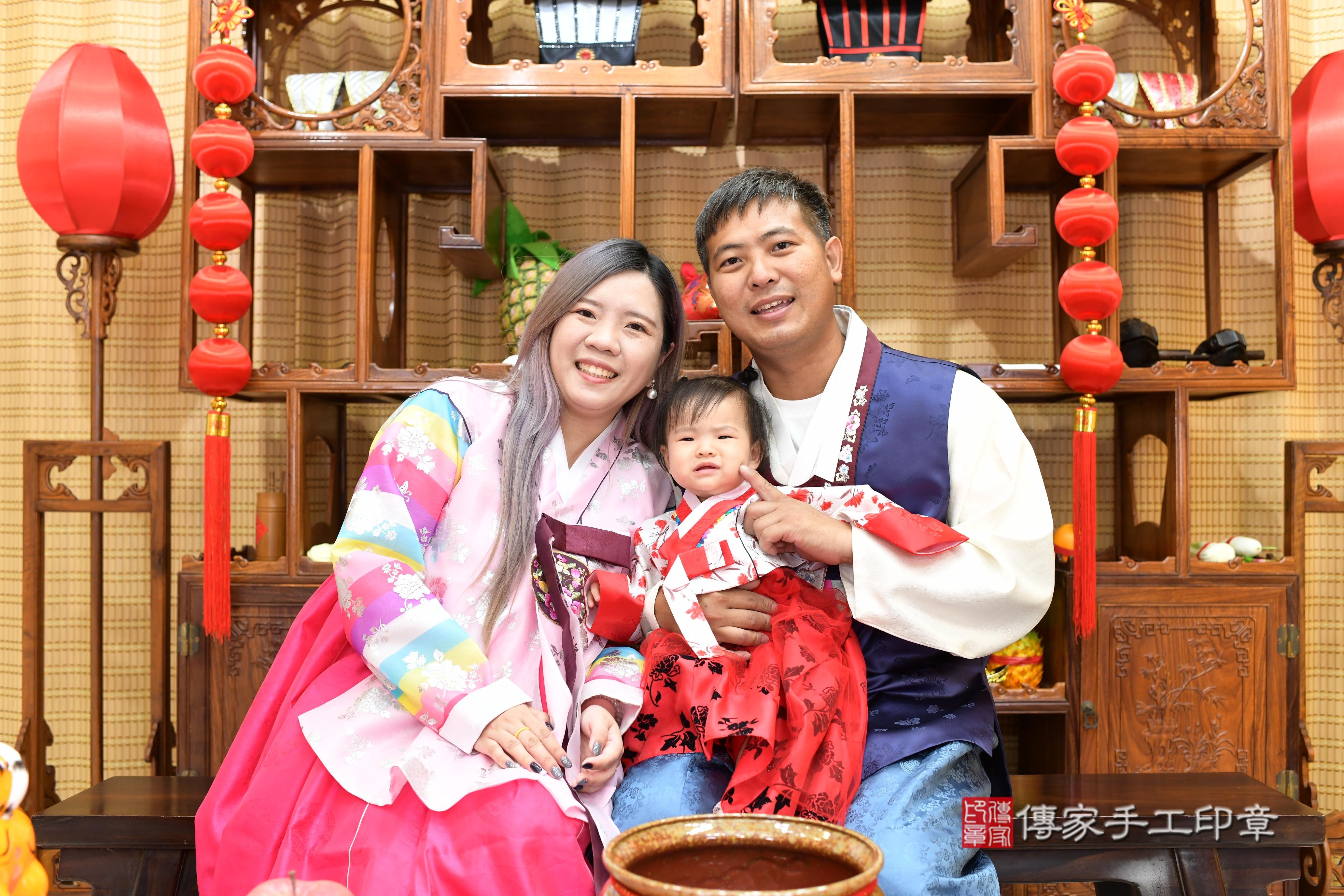 傳家手工印章台南店、抓周、度脺、中國風會場、傳家嬰兒古禮、吉祥話、抓周道具物品24種、拍照。抓周證書。寶寶抓周、滿周歲、生日快樂、祝福