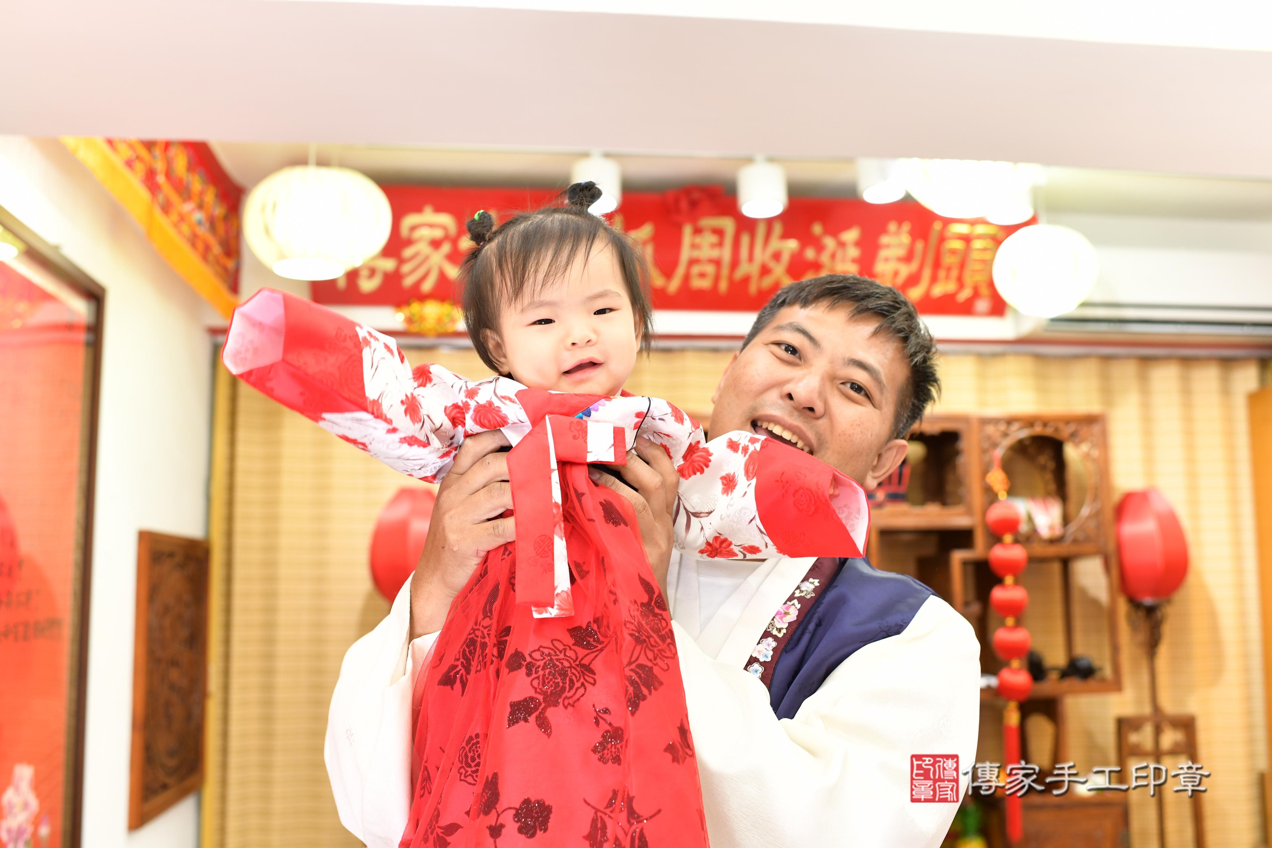 傳家手工印章台南店、抓周、度脺、中國風會場、傳家嬰兒古禮、吉祥話、抓周道具物品24種、拍照。抓周證書。寶寶抓周、滿周歲、生日快樂、祝福