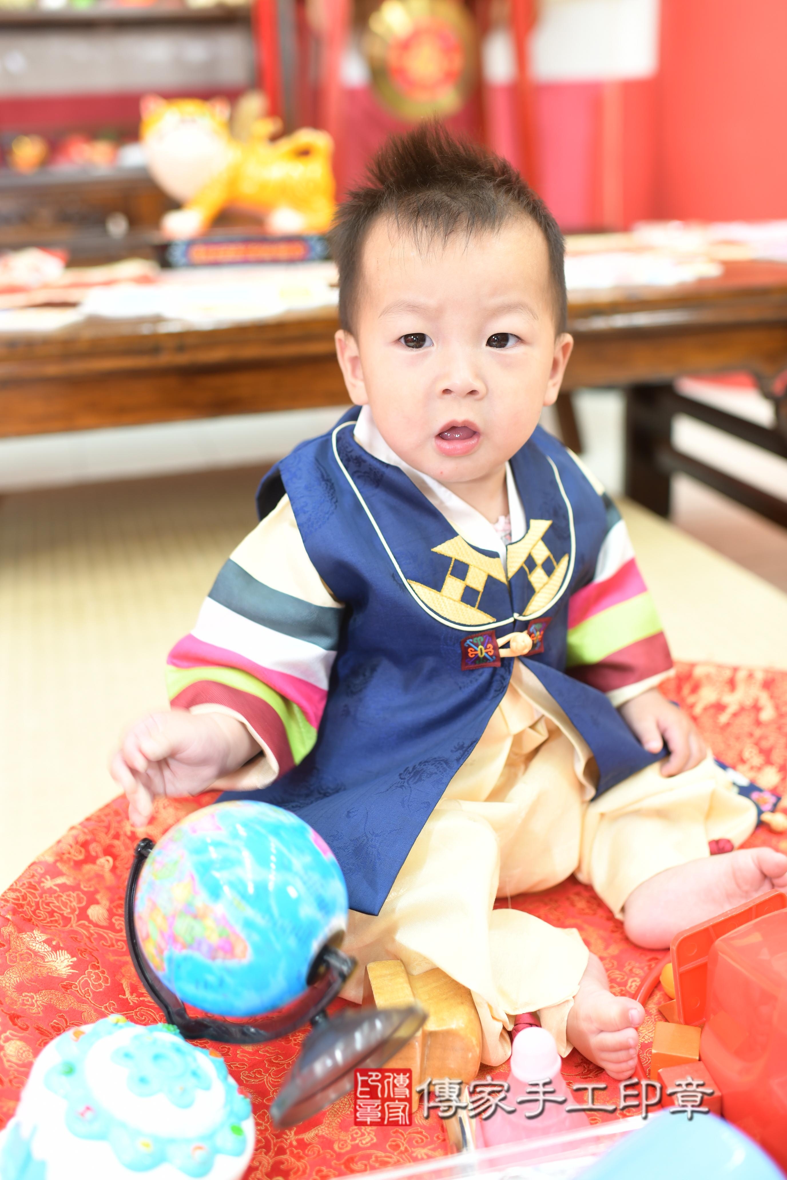 傳家手工印章高雄店、抓周、度脺、中國風會場、傳家嬰兒古禮、吉祥話、抓周道具物品24種、拍照。抓周證書。寶寶抓周、滿周歲、生日快樂、祝福