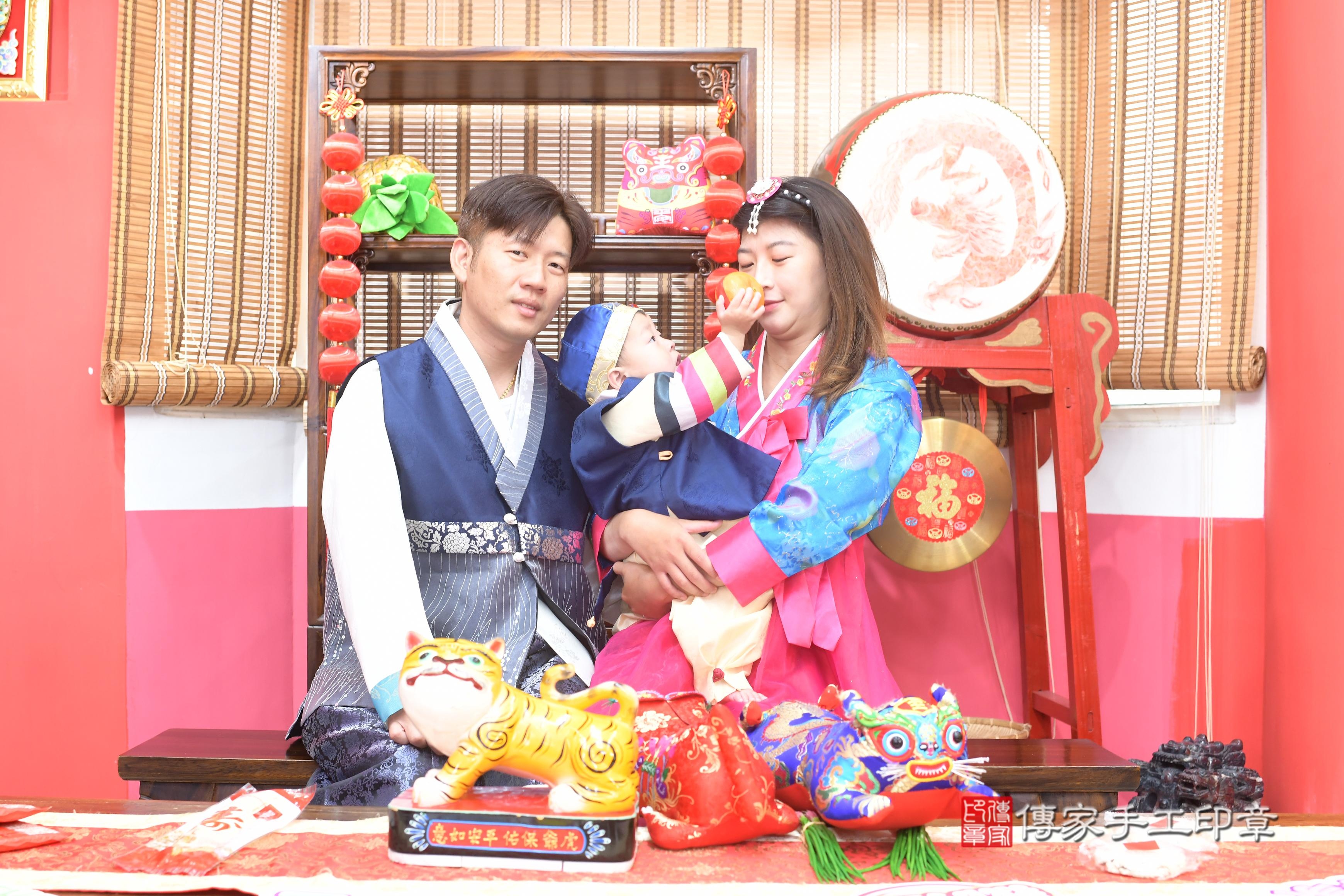 傳家手工印章高雄店、抓周、度脺、中國風會場、傳家嬰兒古禮、吉祥話、抓周道具物品24種、拍照。抓周證書。寶寶抓周、滿周歲、生日快樂、祝福