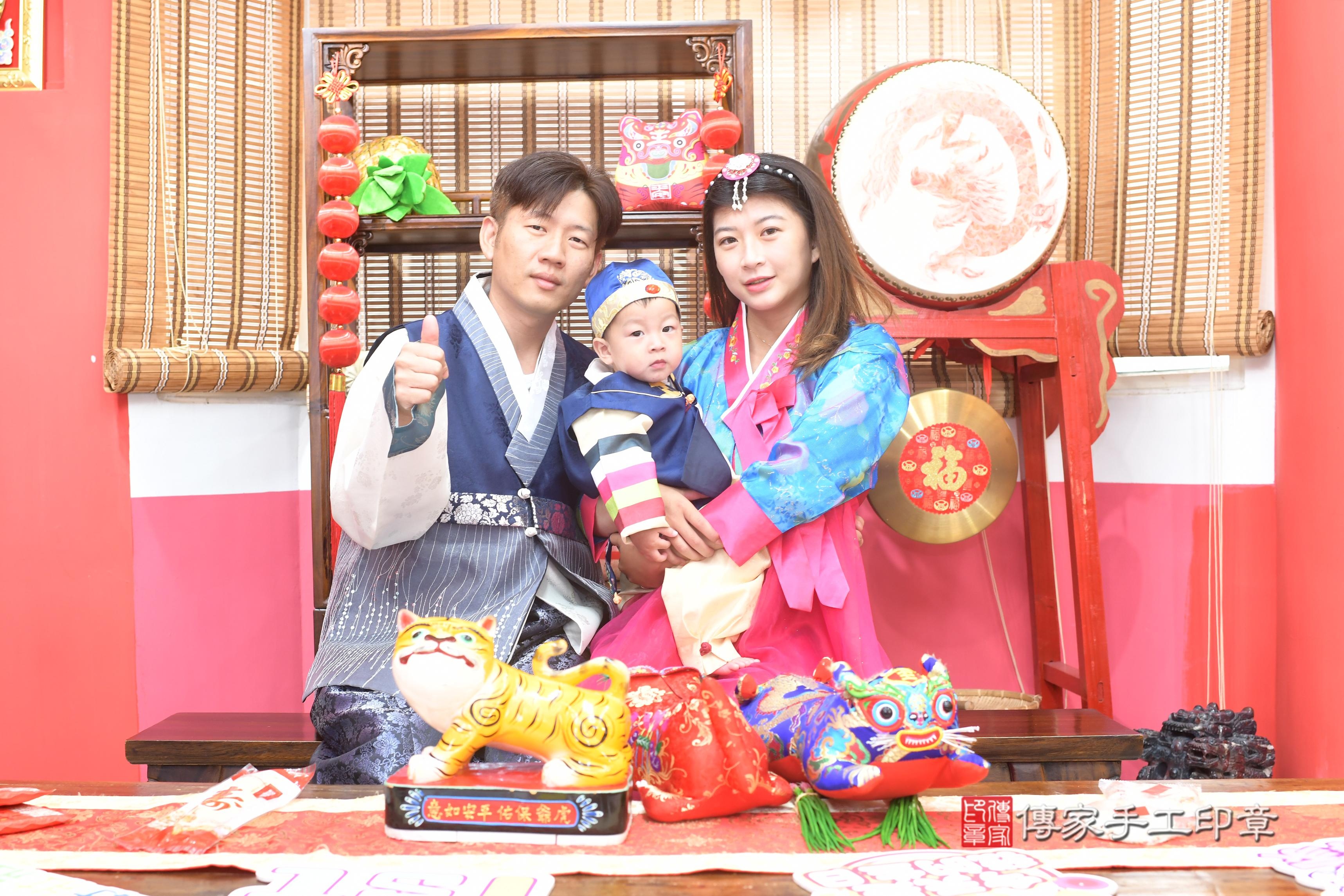 傳家手工印章高雄店、抓周、度脺、中國風會場、傳家嬰兒古禮、吉祥話、抓周道具物品24種、拍照。抓周證書。寶寶抓周、滿周歲、生日快樂、祝福