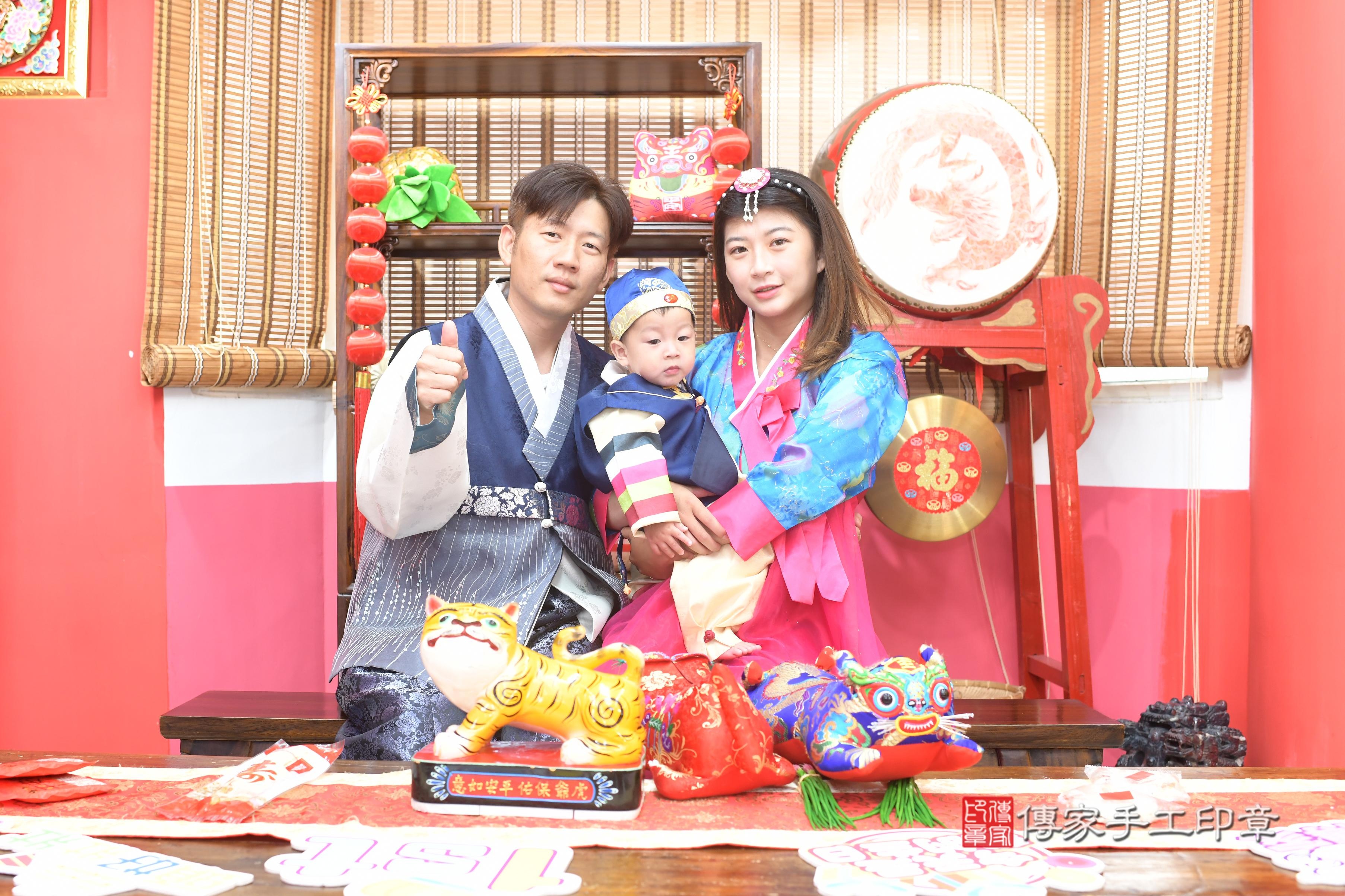 傳家手工印章高雄店、抓周、度脺、中國風會場、傳家嬰兒古禮、吉祥話、抓周道具物品24種、拍照。抓周證書。寶寶抓周、滿周歲、生日快樂、祝福