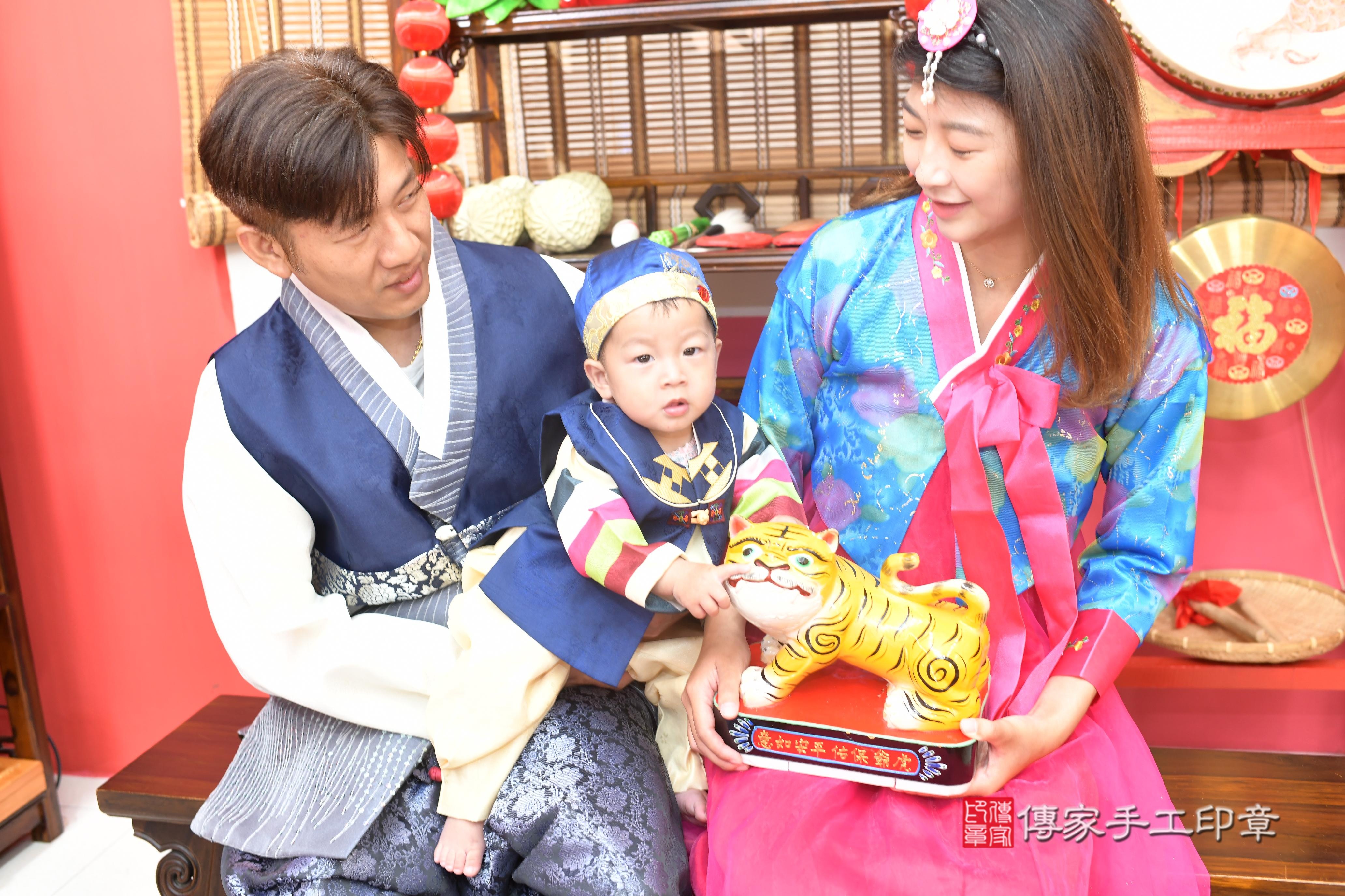 傳家手工印章高雄店、抓周、度脺、中國風會場、傳家嬰兒古禮、吉祥話、抓周道具物品24種、拍照。抓周證書。寶寶抓周、滿周歲、生日快樂、祝福