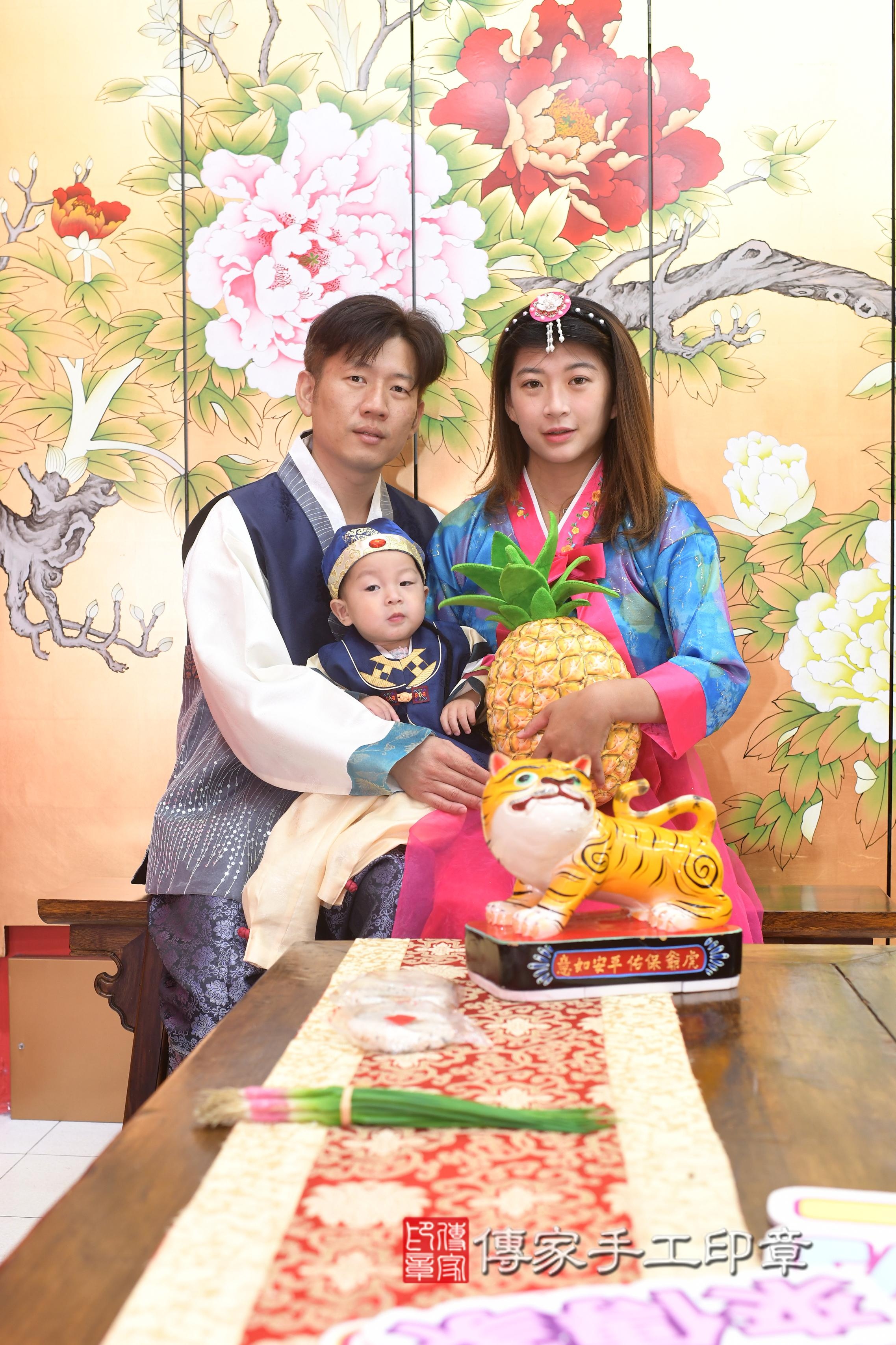 傳家手工印章高雄店、抓周、度脺、中國風會場、傳家嬰兒古禮、吉祥話、抓周道具物品24種、拍照。抓周證書。寶寶抓周、滿周歲、生日快樂、祝福