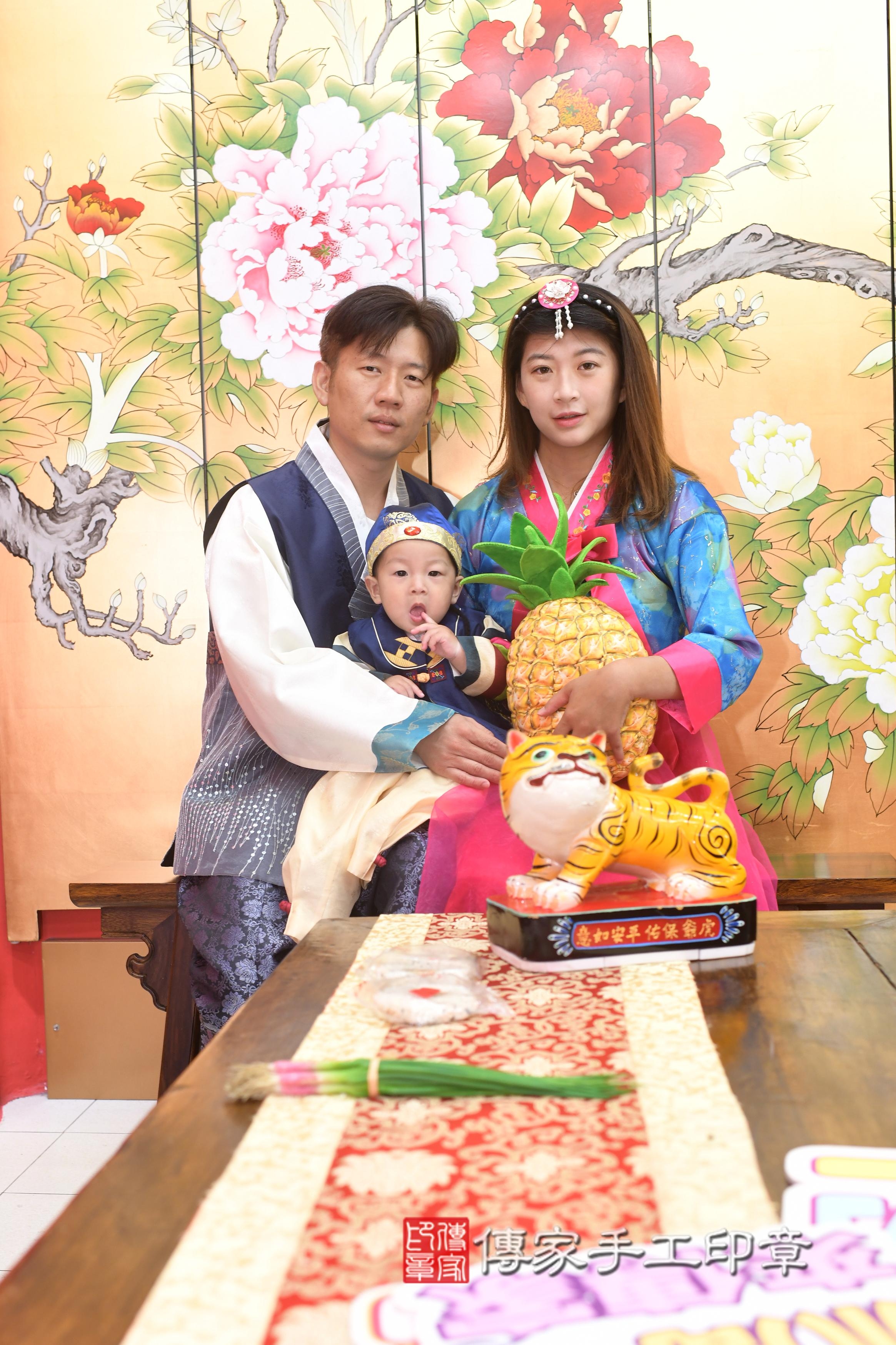傳家手工印章高雄店、抓周、度脺、中國風會場、傳家嬰兒古禮、吉祥話、抓周道具物品24種、拍照。抓周證書。寶寶抓周、滿周歲、生日快樂、祝福