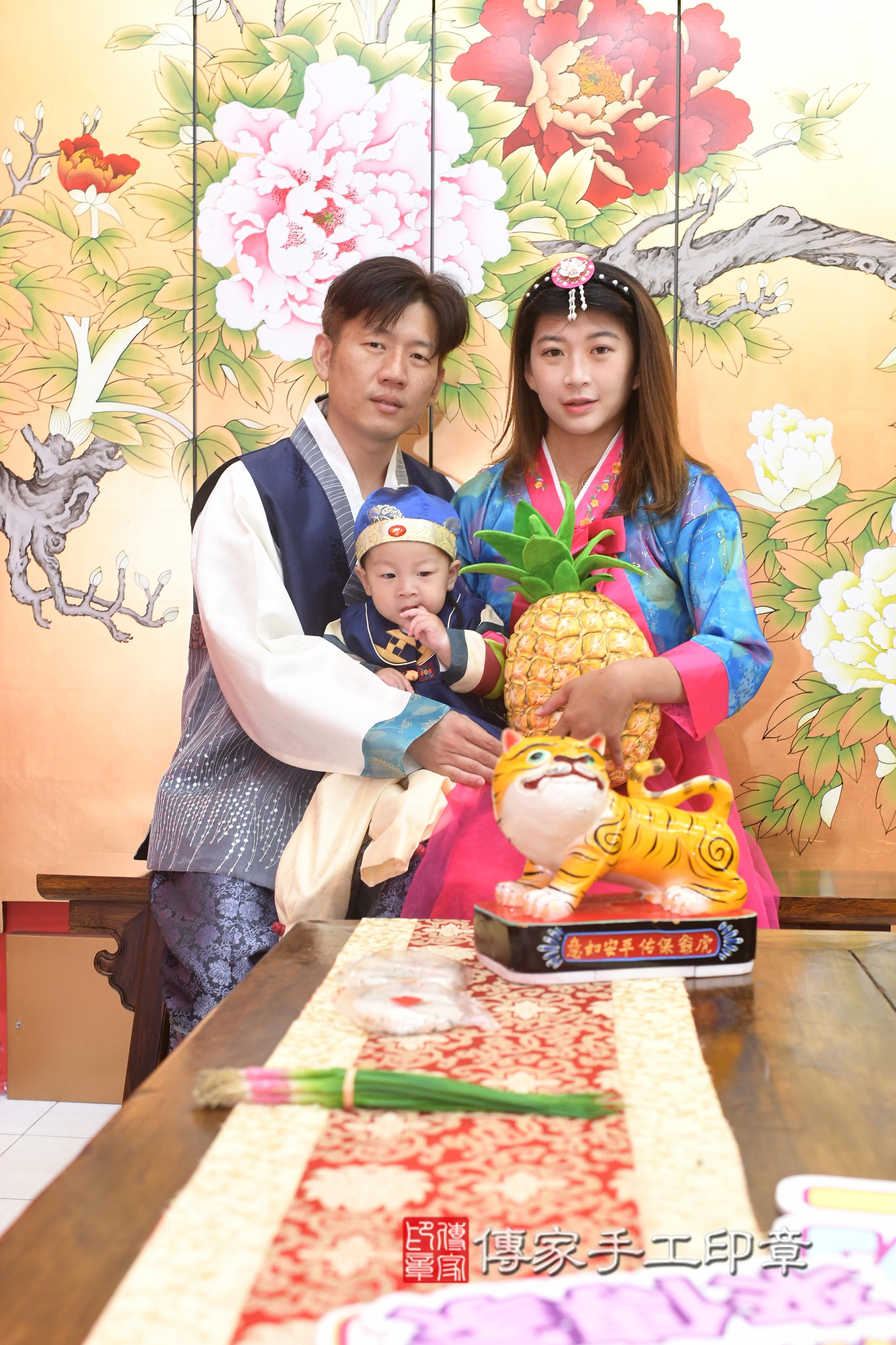 傳家手工印章高雄店、抓周、度脺、中國風會場、傳家嬰兒古禮、吉祥話、抓周道具物品24種、拍照。抓周證書。寶寶抓周、滿周歲、生日快樂、祝福