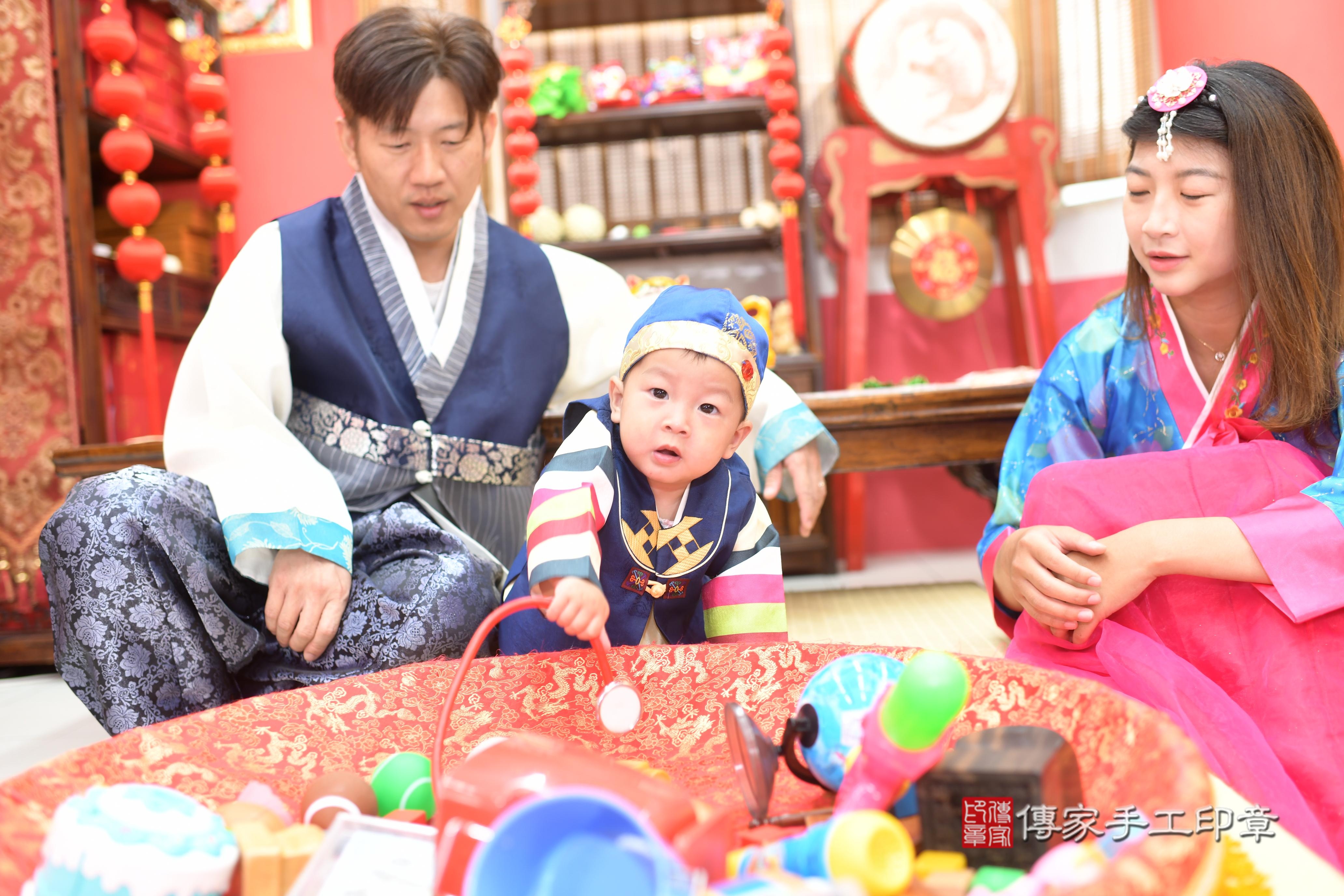 傳家手工印章高雄店、抓周、度脺、中國風會場、傳家嬰兒古禮、吉祥話、抓周道具物品24種、拍照。抓周證書。寶寶抓周、滿周歲、生日快樂、祝福