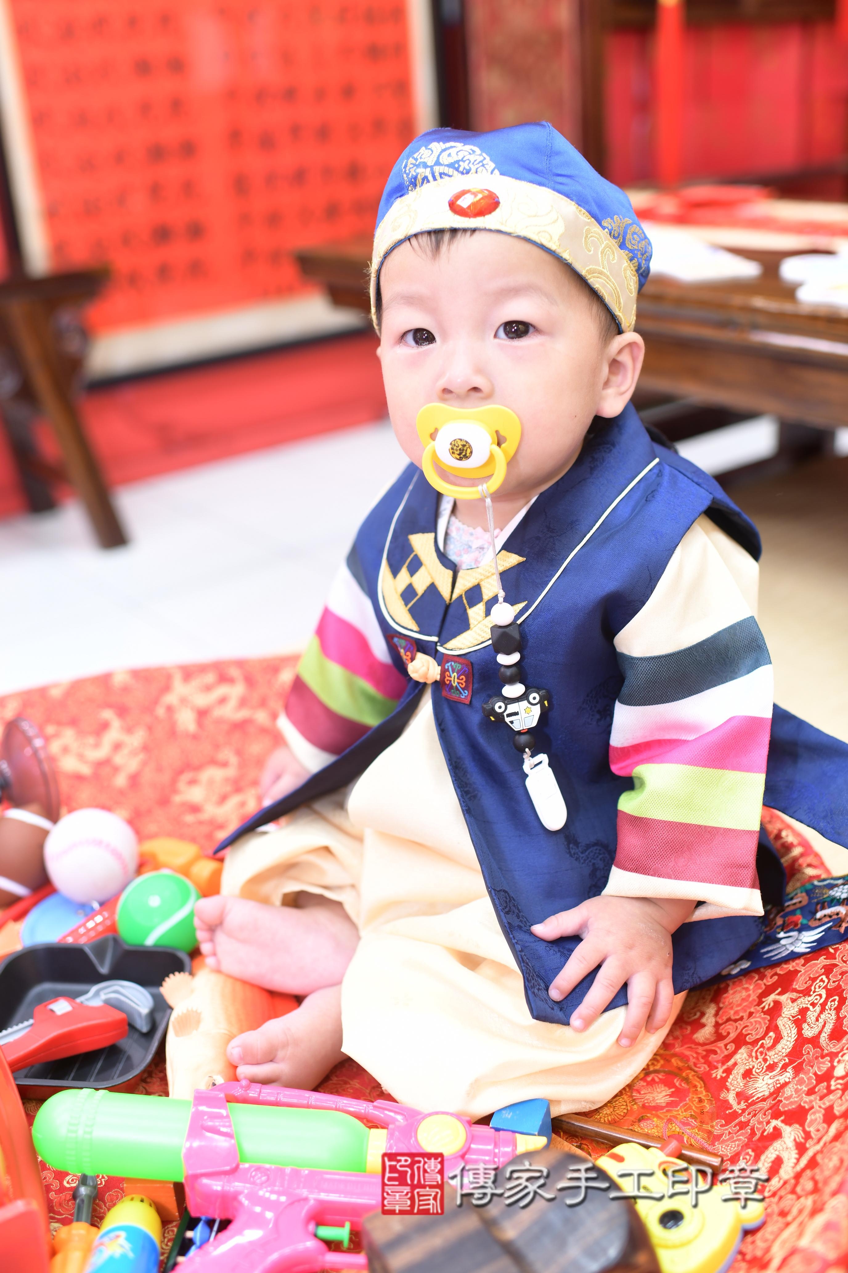 傳家手工印章高雄店、抓周、度脺、中國風會場、傳家嬰兒古禮、吉祥話、抓周道具物品24種、拍照。抓周證書。寶寶抓周、滿周歲、生日快樂、祝福