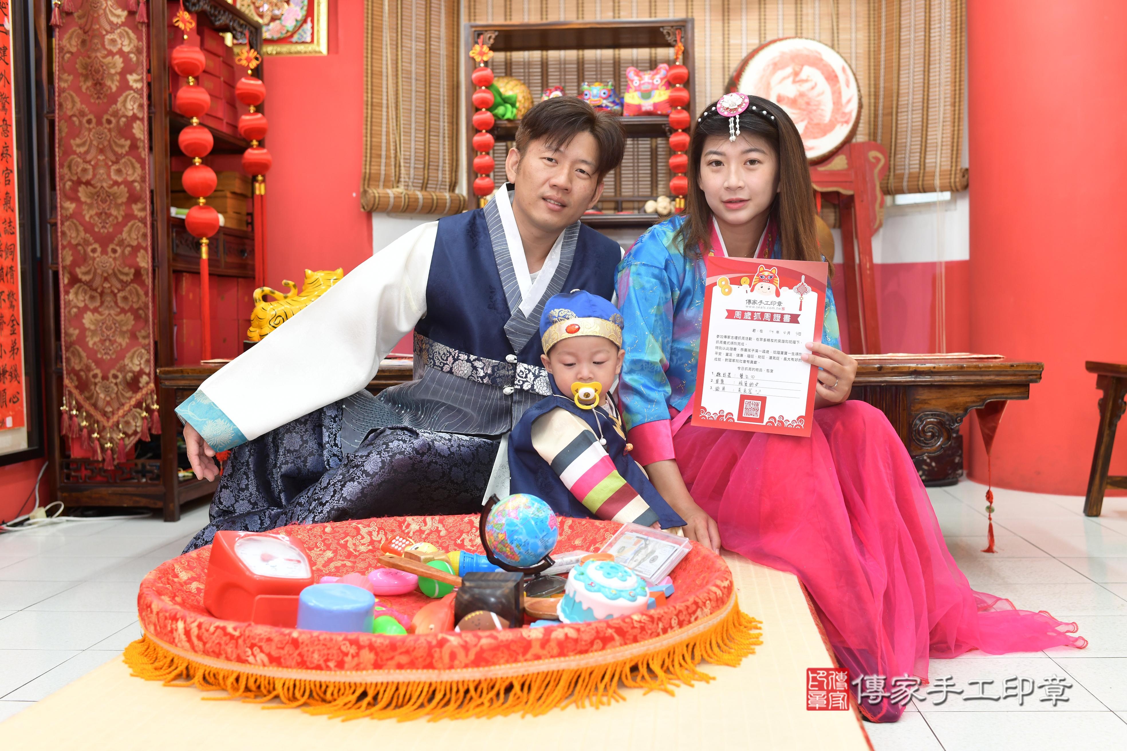 傳家手工印章高雄店、抓周、度脺、中國風會場、傳家嬰兒古禮、吉祥話、抓周道具物品24種、拍照。抓周證書。寶寶抓周、滿周歲、生日快樂、祝福