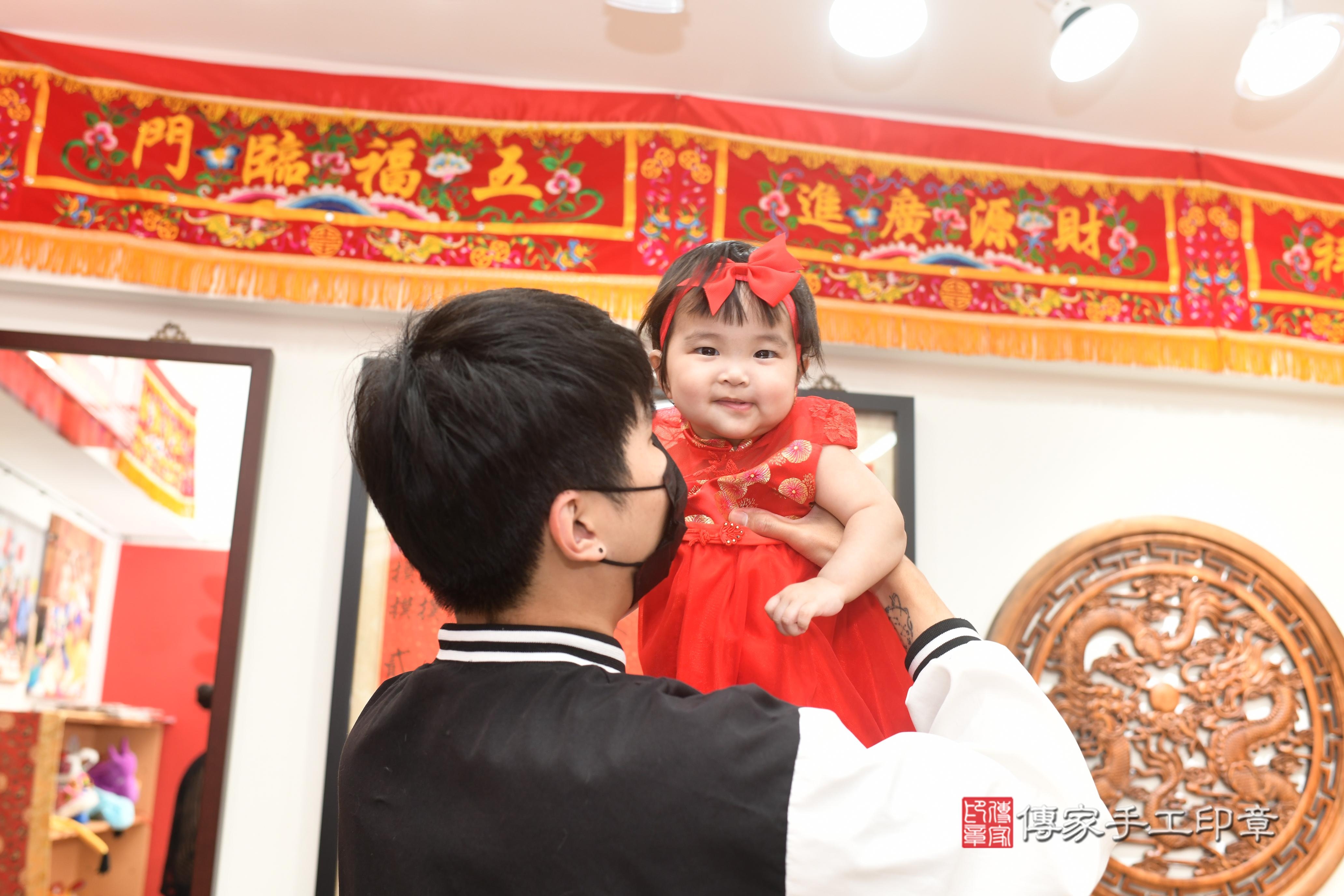 傳家手工印章高雄店、抓周、度脺、中國風會場、傳家嬰兒古禮、吉祥話、抓周道具物品24種、拍照。抓周證書。寶寶抓周、滿周歲、生日快樂、祝福