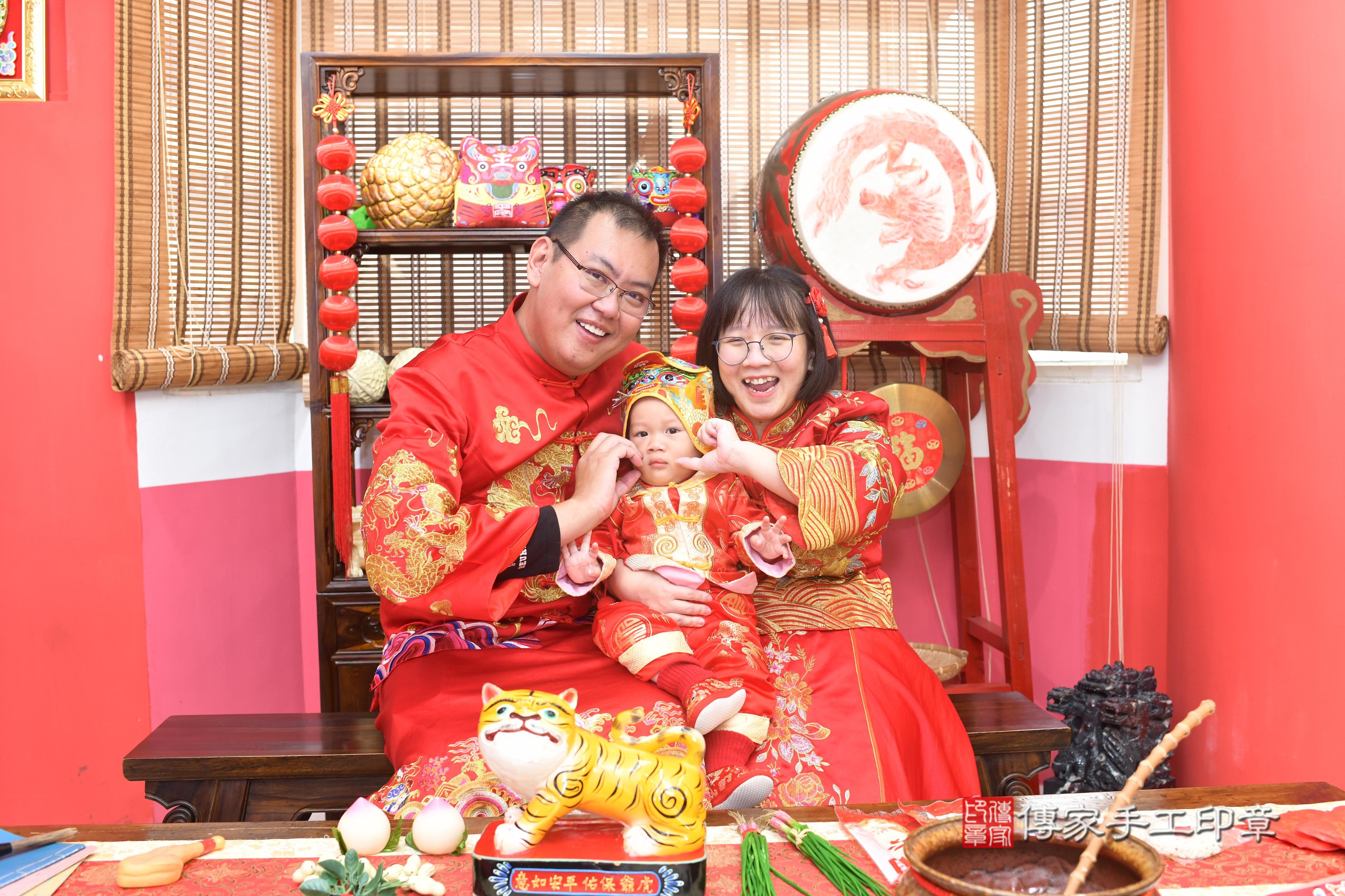 傳家手工印章高雄店、抓周、度脺、中國風會場、傳家嬰兒古禮、吉祥話、抓周道具物品24種、拍照。抓周證書。寶寶抓周、滿周歲、生日快樂、祝福