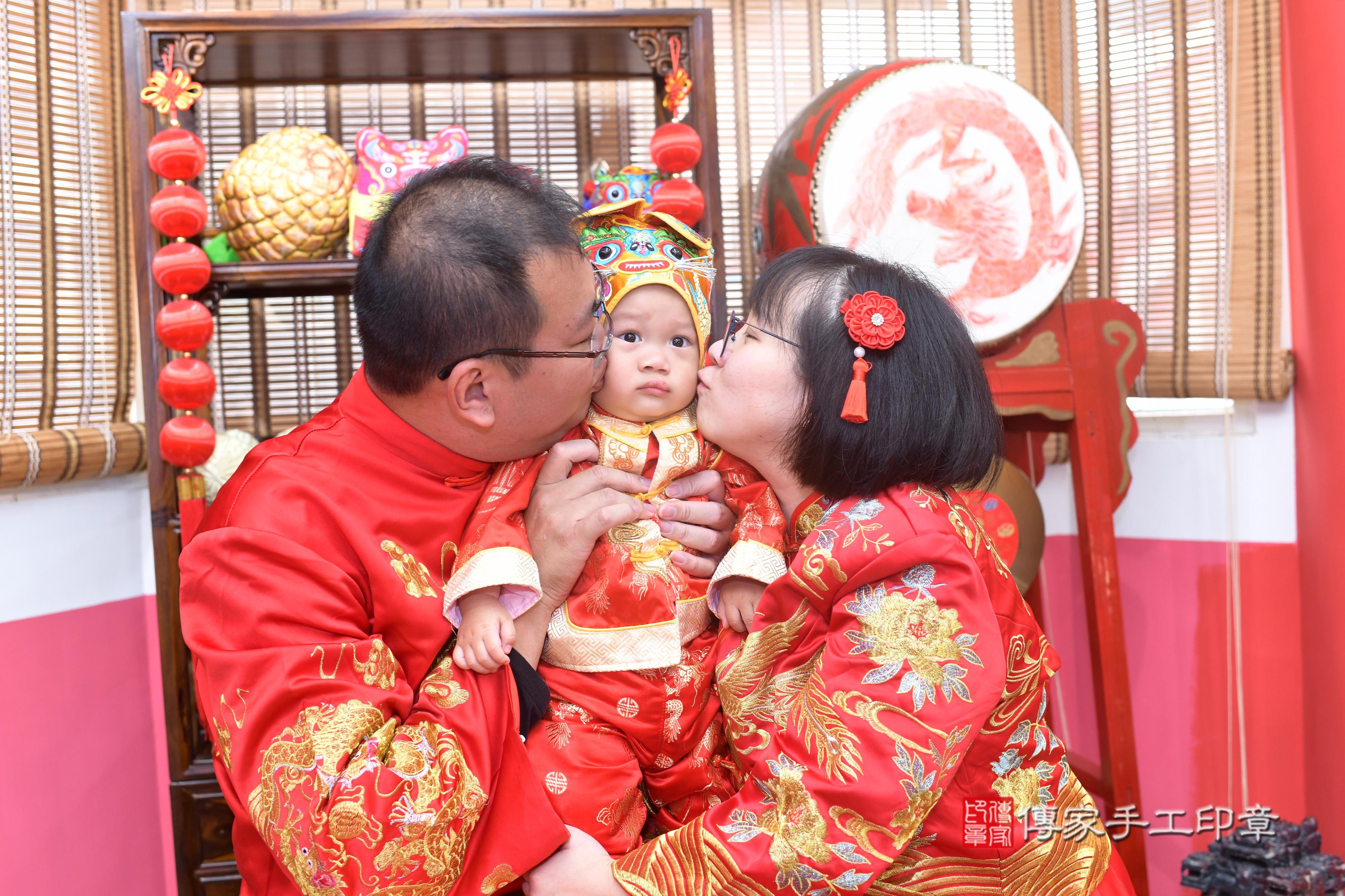 傳家手工印章高雄店、抓周、度脺、中國風會場、傳家嬰兒古禮、吉祥話、抓周道具物品24種、拍照。抓周證書。寶寶抓周、滿周歲、生日快樂、祝福