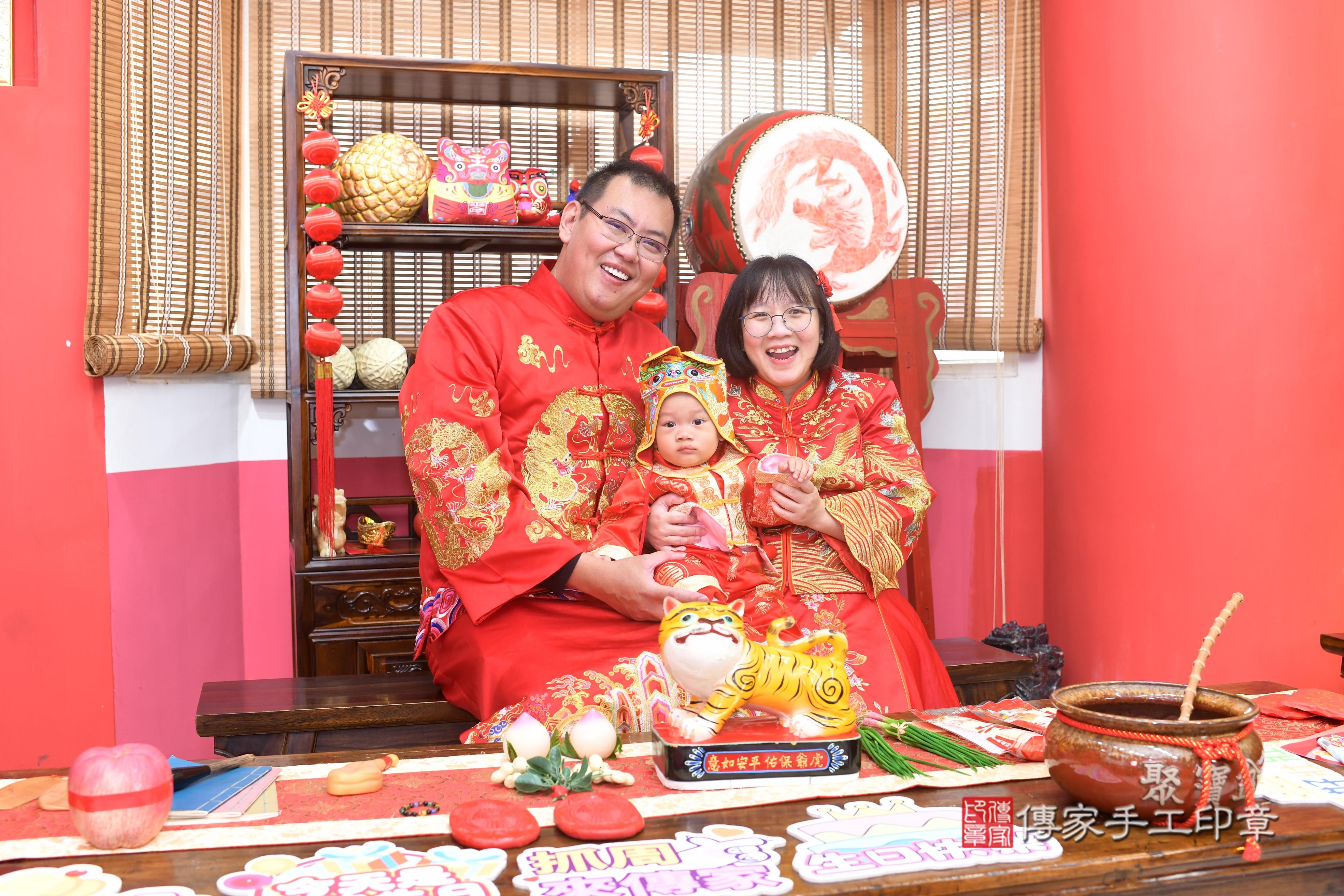 傳家手工印章高雄店、抓周、度脺、中國風會場、傳家嬰兒古禮、吉祥話、抓周道具物品24種、拍照。抓周證書。寶寶抓周、滿周歲、生日快樂、祝福