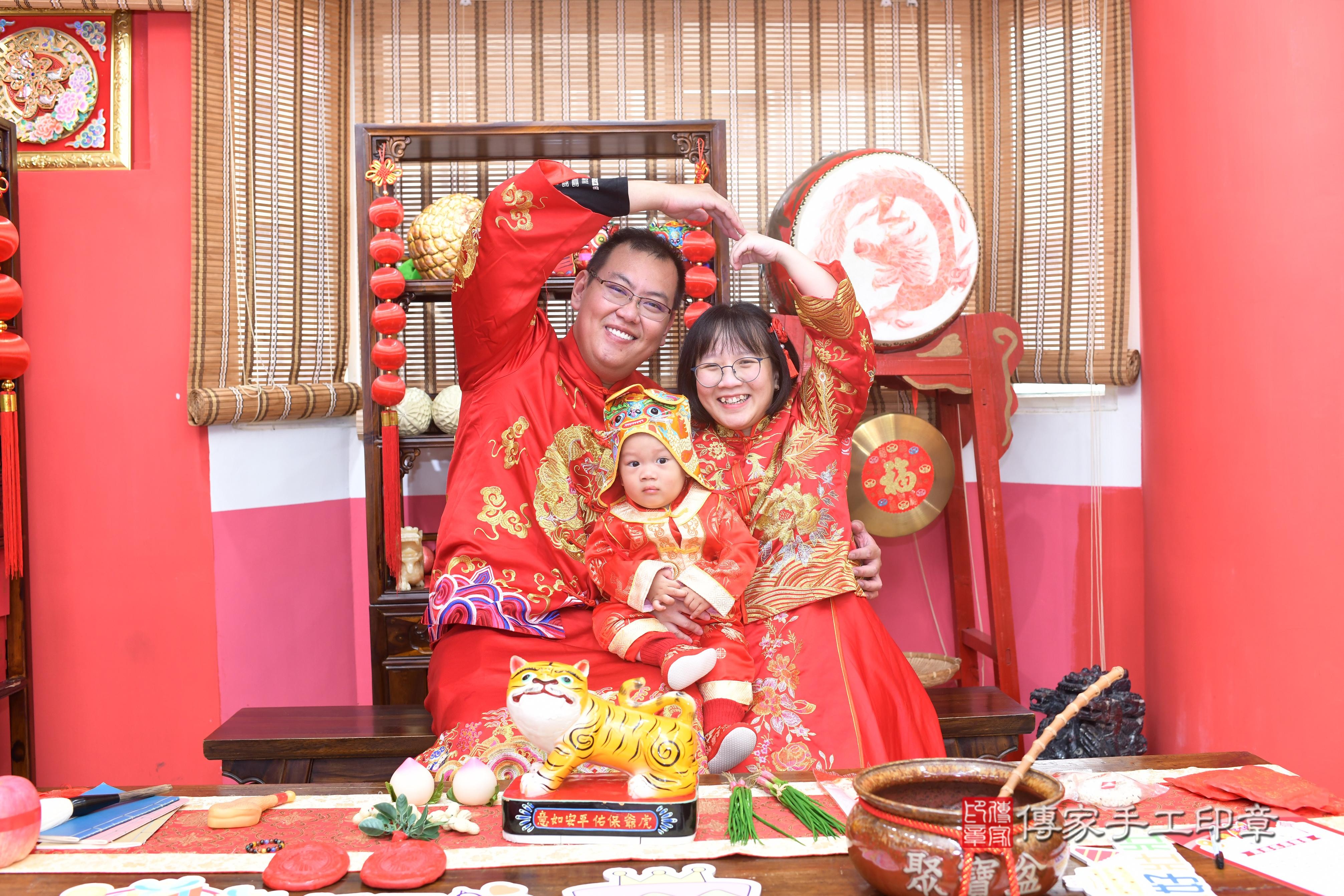 傳家手工印章高雄店、抓周、度脺、中國風會場、傳家嬰兒古禮、吉祥話、抓周道具物品24種、拍照。抓周證書。寶寶抓周、滿周歲、生日快樂、祝福