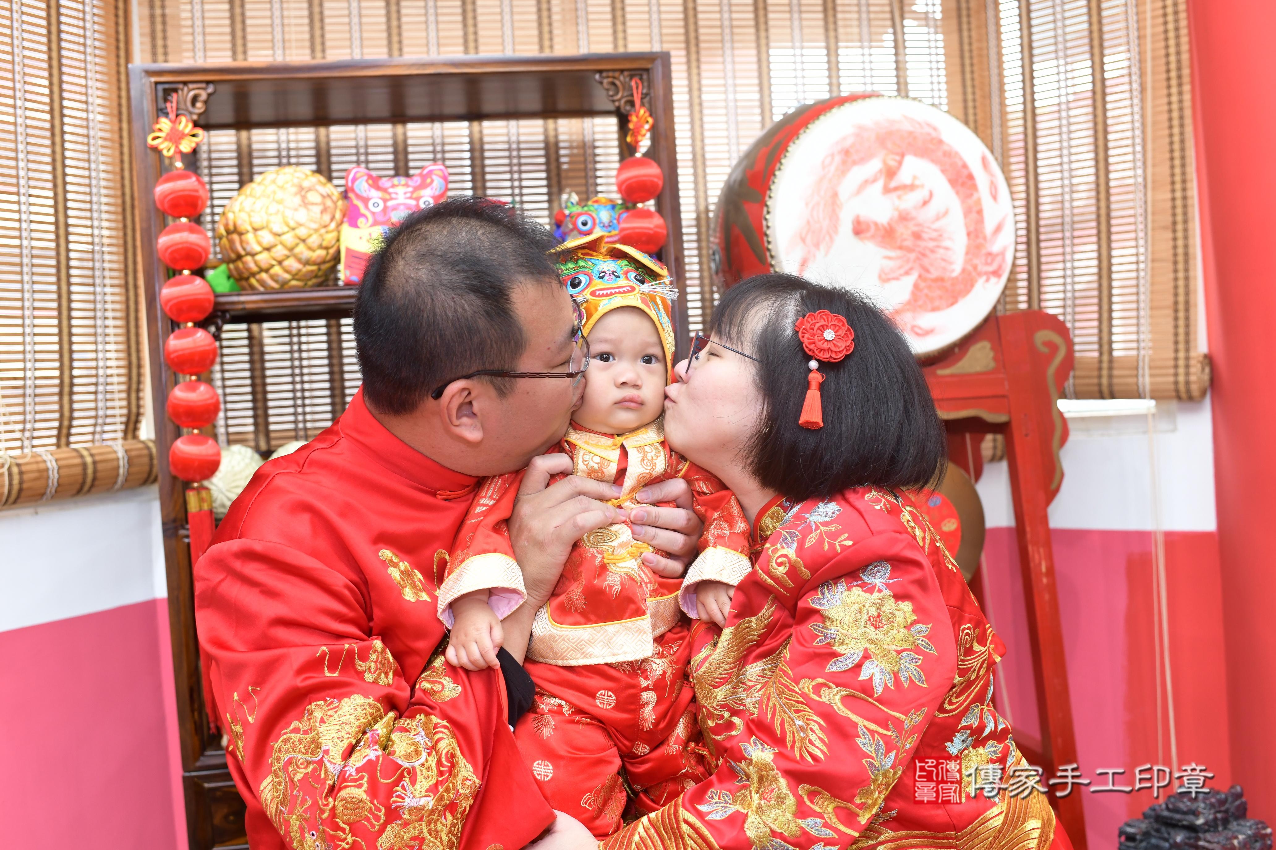 傳家手工印章高雄店、抓周、度脺、中國風會場、傳家嬰兒古禮、吉祥話、抓周道具物品24種、拍照。抓周證書。寶寶抓周、滿周歲、生日快樂、祝福