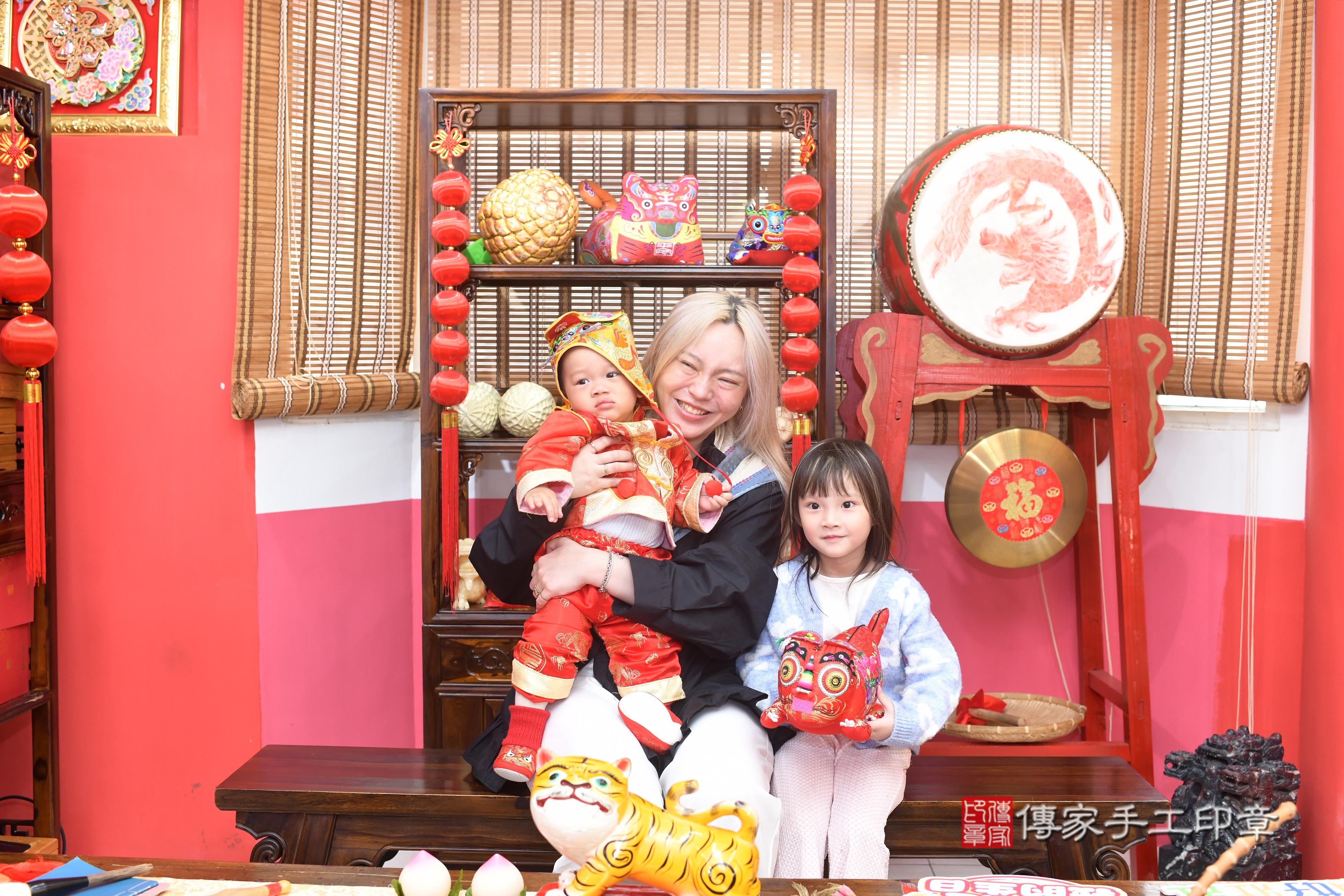 傳家手工印章高雄店、抓周、度脺、中國風會場、傳家嬰兒古禮、吉祥話、抓周道具物品24種、拍照。抓周證書。寶寶抓周、滿周歲、生日快樂、祝福