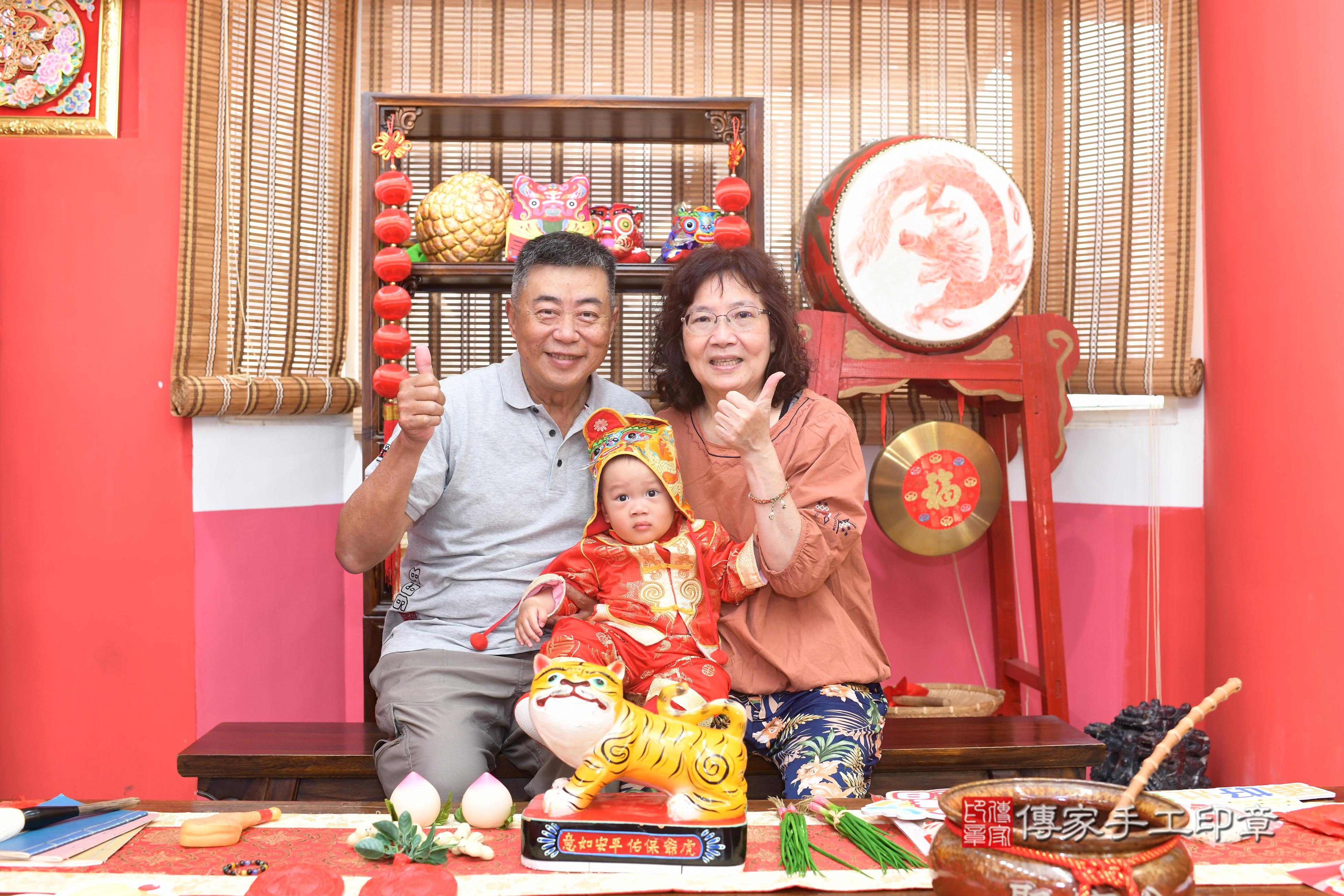 傳家手工印章高雄店、抓周、度脺、中國風會場、傳家嬰兒古禮、吉祥話、抓周道具物品24種、拍照。抓周證書。寶寶抓周、滿周歲、生日快樂、祝福