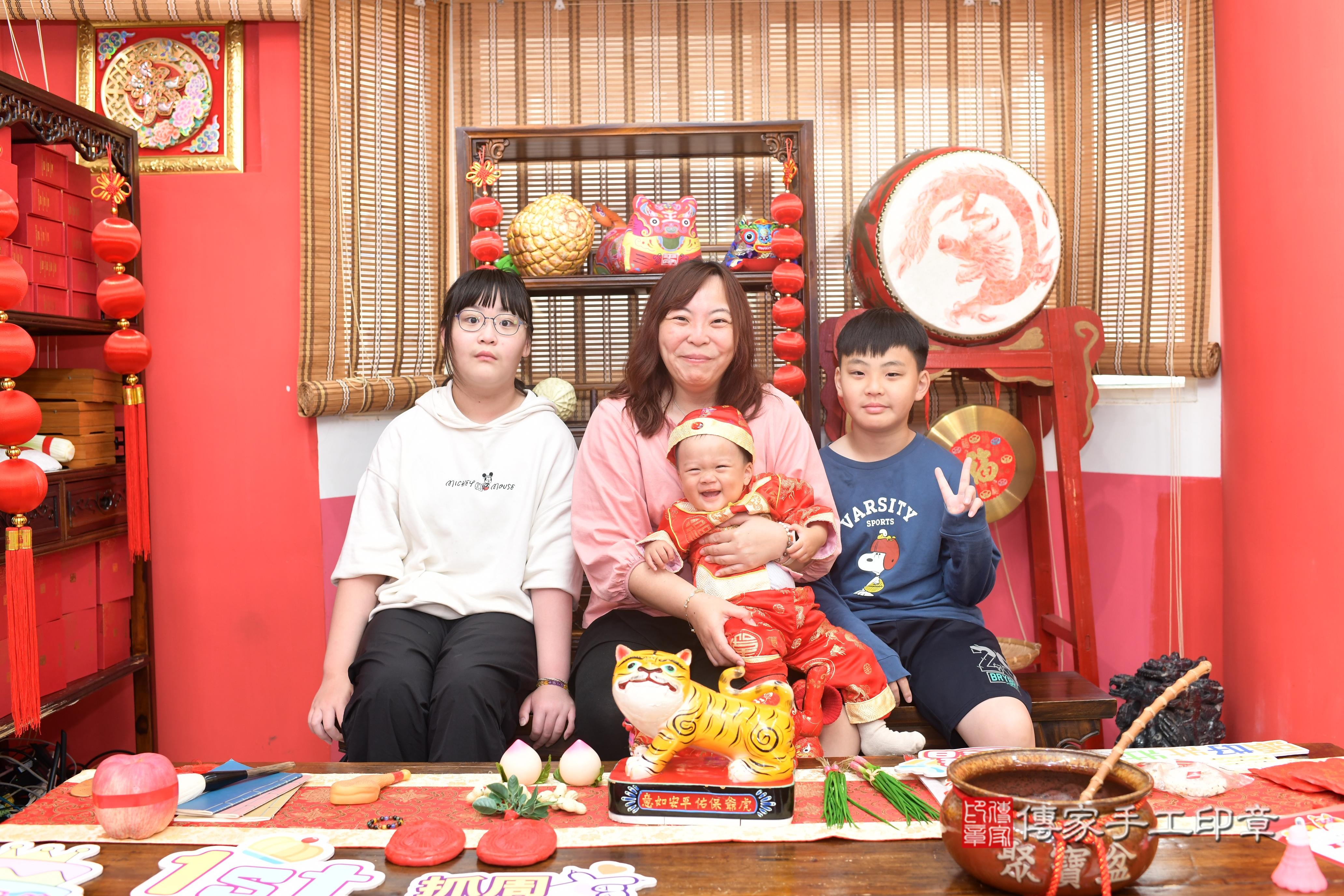 傳家手工印章高雄店、抓周、度脺、中國風會場、傳家嬰兒古禮、吉祥話、抓周道具物品24種、拍照。抓周證書。寶寶抓周、滿周歲、生日快樂、祝福
