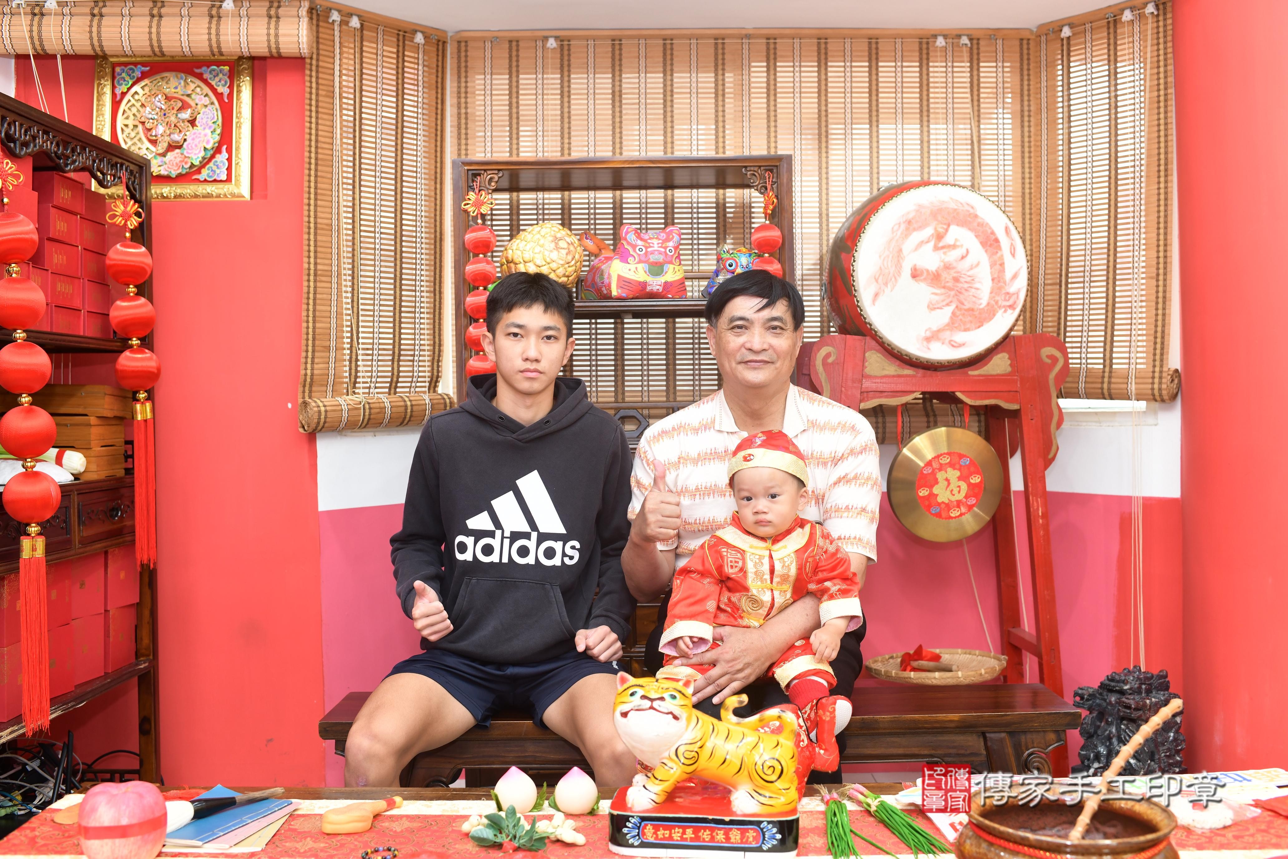 傳家手工印章高雄店、抓周、度脺、中國風會場、傳家嬰兒古禮、吉祥話、抓周道具物品24種、拍照。抓周證書。寶寶抓周、滿周歲、生日快樂、祝福