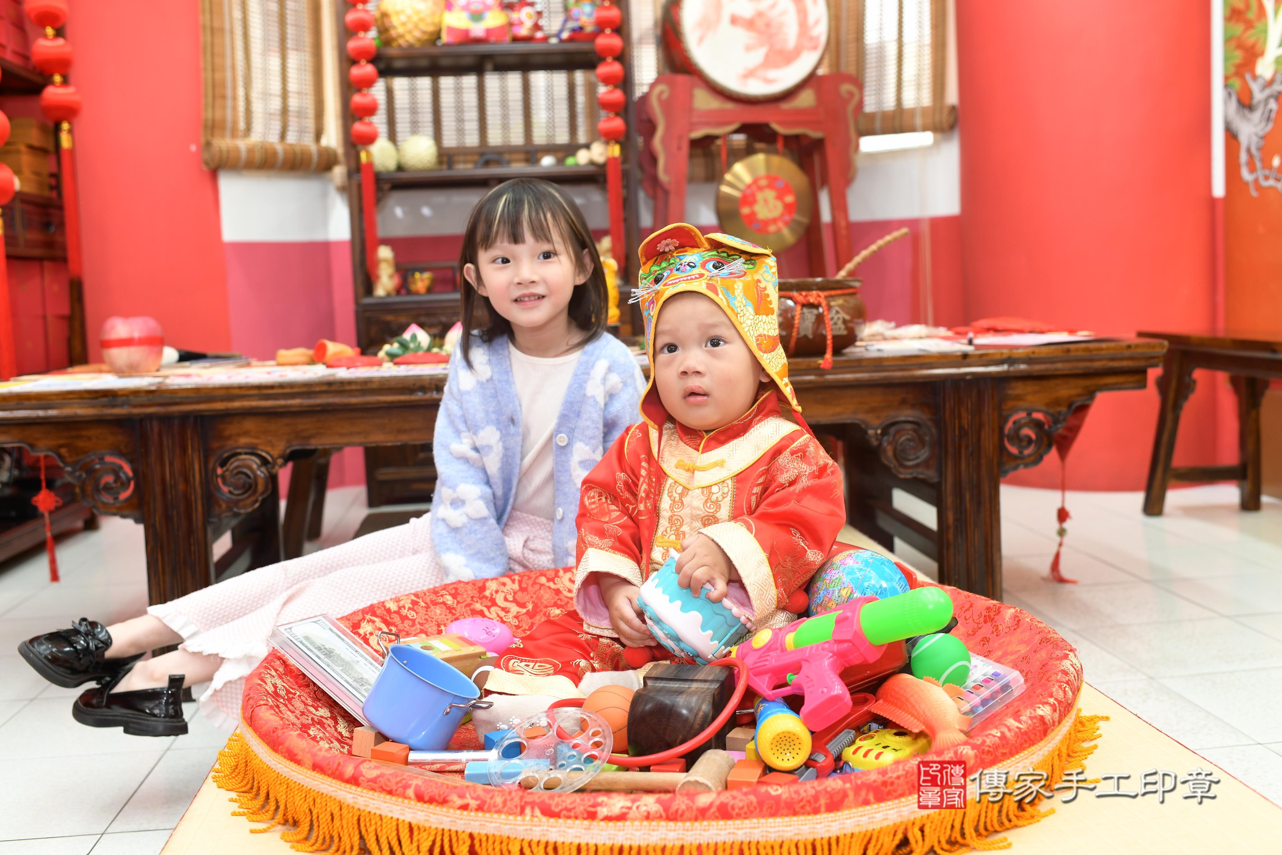 傳家手工印章高雄店、抓周、度脺、中國風會場、傳家嬰兒古禮、吉祥話、抓周道具物品24種、拍照。抓周證書。寶寶抓周、滿周歲、生日快樂、祝福