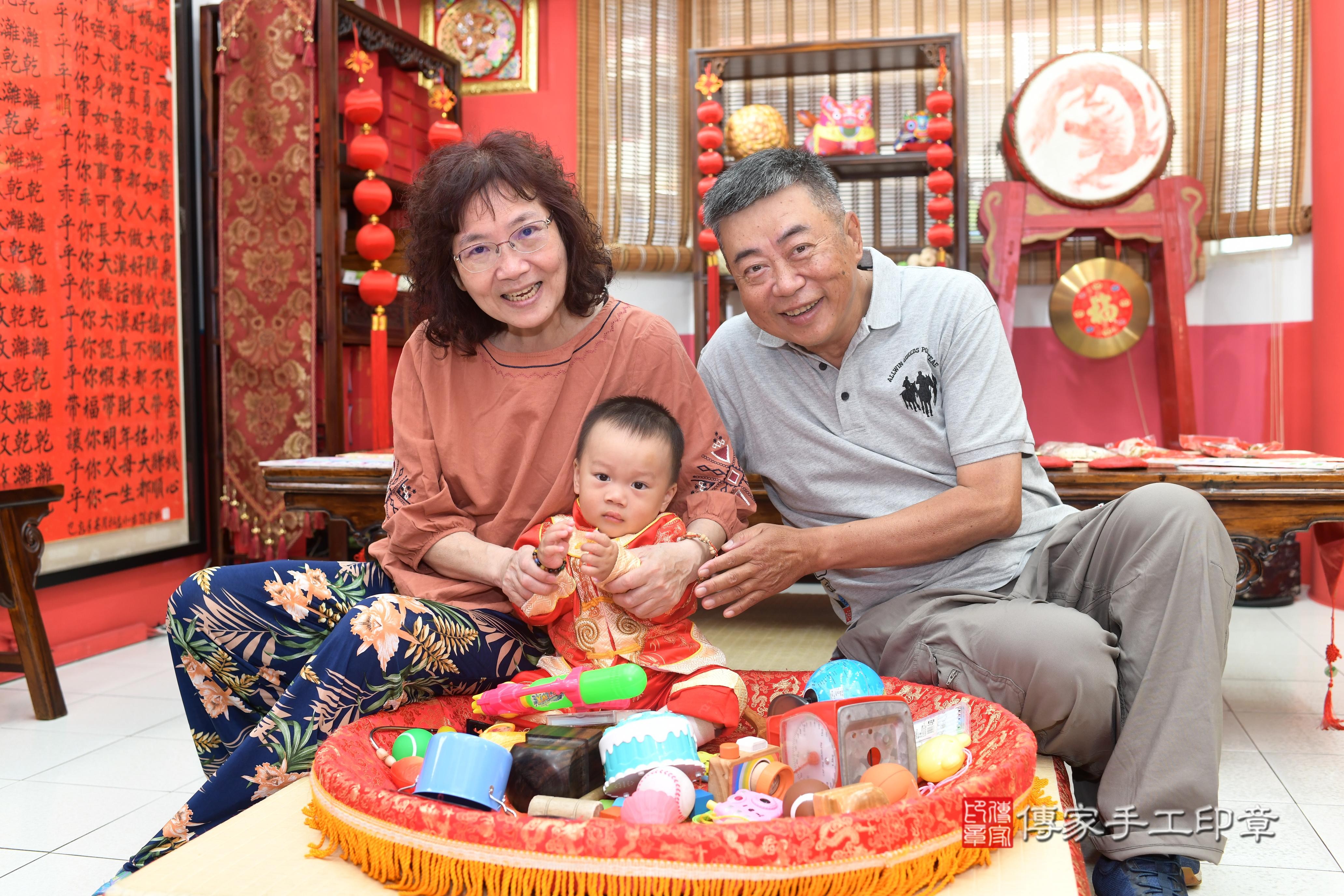 傳家手工印章高雄店、抓周、度脺、中國風會場、傳家嬰兒古禮、吉祥話、抓周道具物品24種、拍照。抓周證書。寶寶抓周、滿周歲、生日快樂、祝福