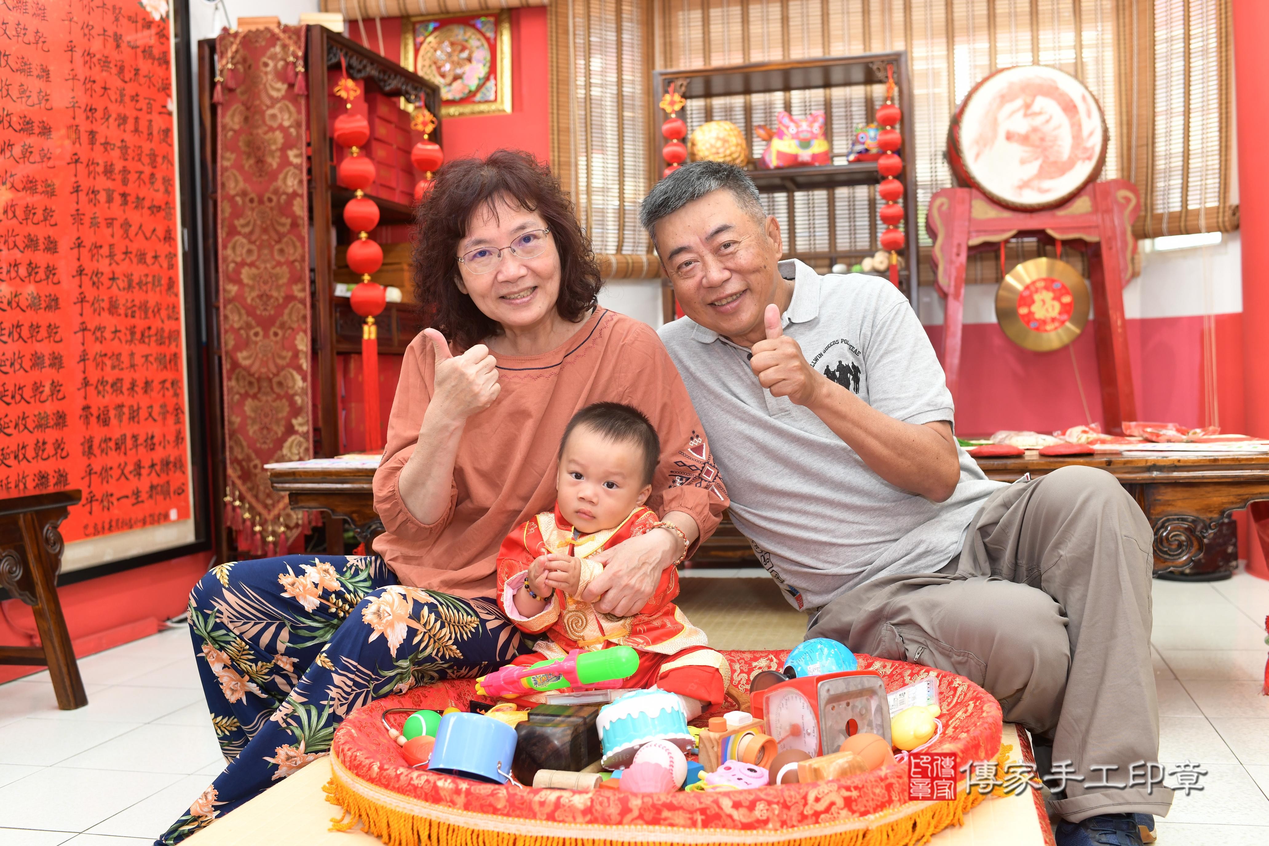 傳家手工印章高雄店、抓周、度脺、中國風會場、傳家嬰兒古禮、吉祥話、抓周道具物品24種、拍照。抓周證書。寶寶抓周、滿周歲、生日快樂、祝福