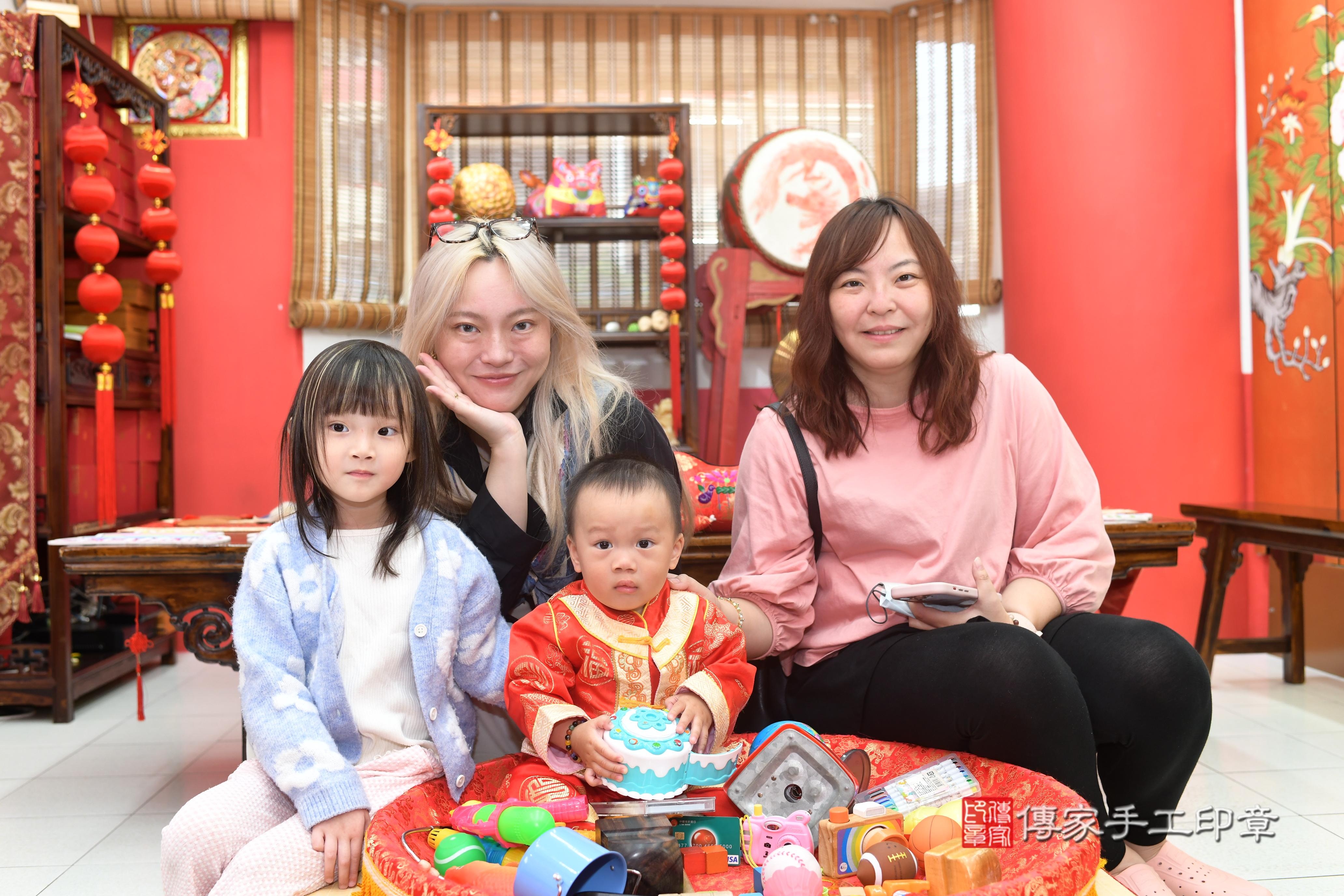 傳家手工印章高雄店、抓周、度脺、中國風會場、傳家嬰兒古禮、吉祥話、抓周道具物品24種、拍照。抓周證書。寶寶抓周、滿周歲、生日快樂、祝福