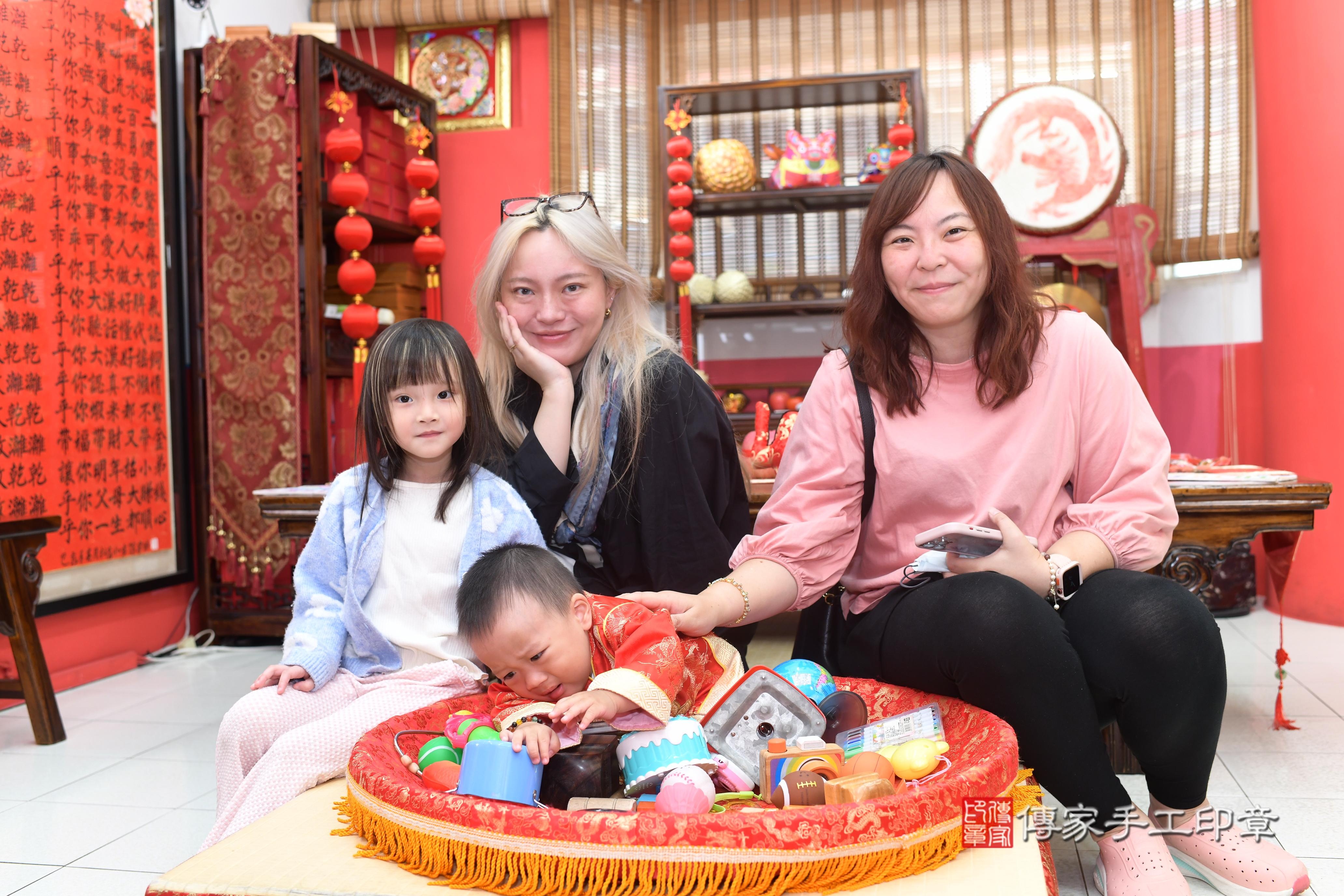 傳家手工印章高雄店、抓周、度脺、中國風會場、傳家嬰兒古禮、吉祥話、抓周道具物品24種、拍照。抓周證書。寶寶抓周、滿周歲、生日快樂、祝福