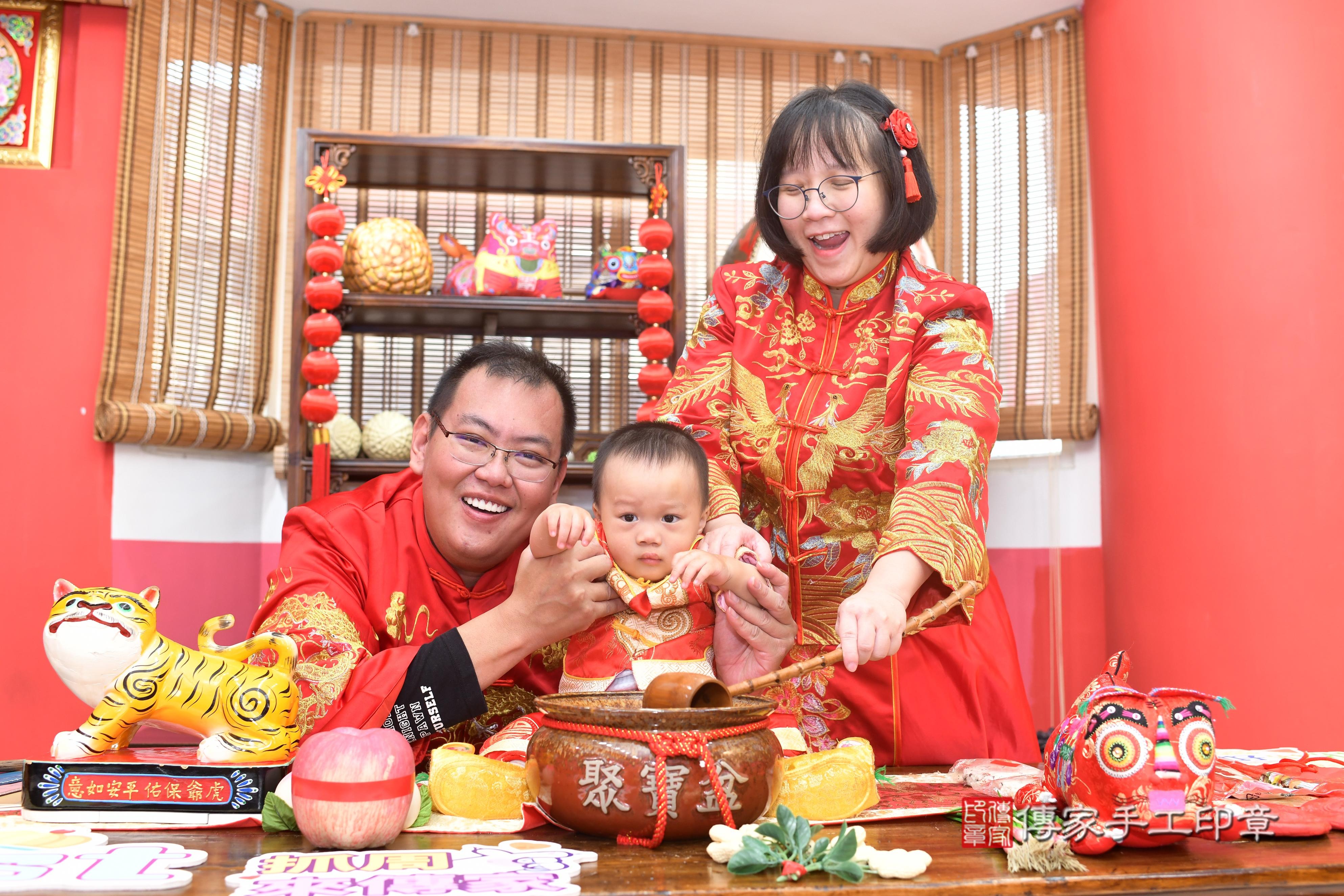 傳家手工印章高雄店、抓周、度脺、中國風會場、傳家嬰兒古禮、吉祥話、抓周道具物品24種、拍照。抓周證書。寶寶抓周、滿周歲、生日快樂、祝福