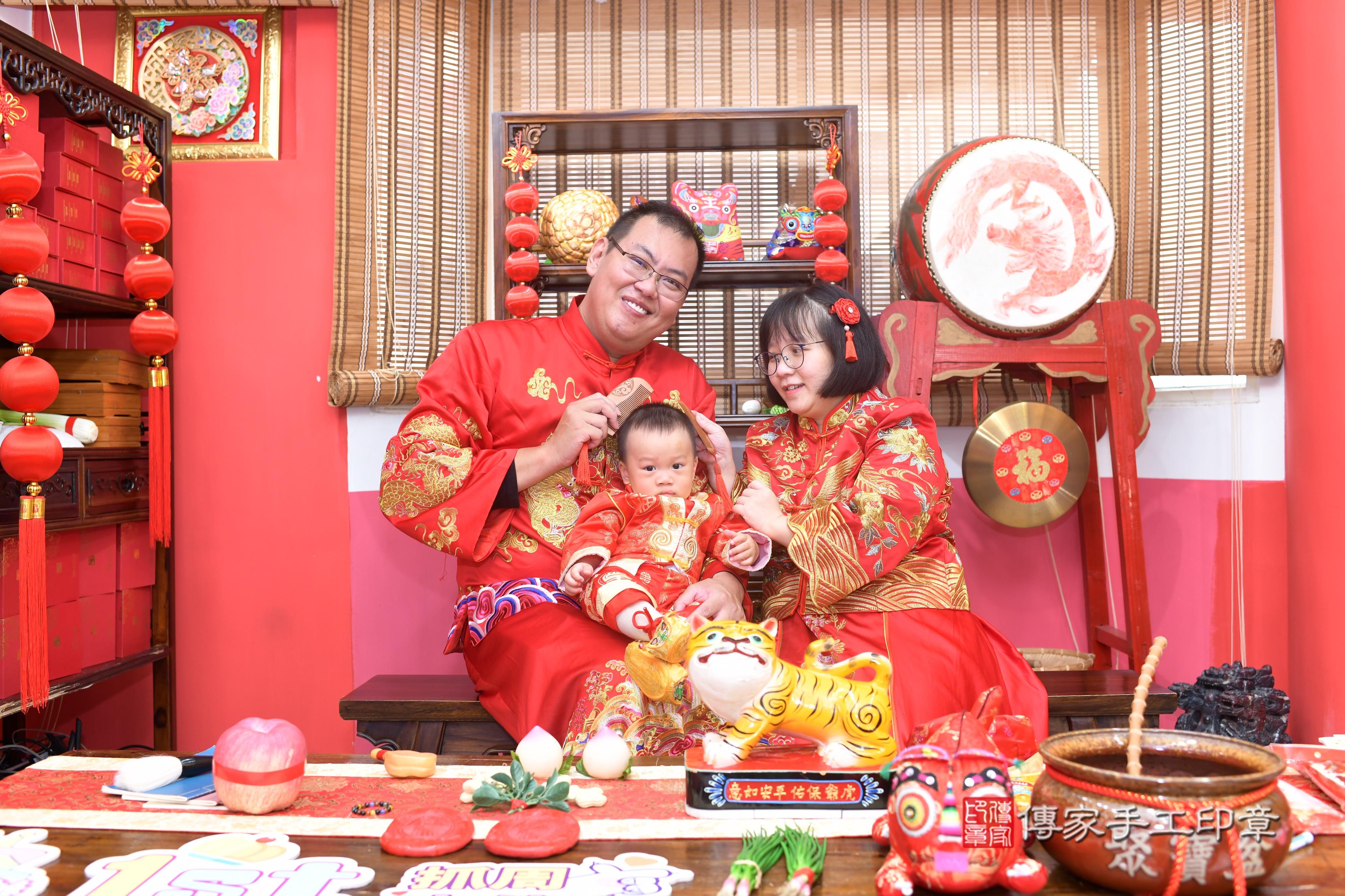 傳家手工印章高雄店、抓周、度脺、中國風會場、傳家嬰兒古禮、吉祥話、抓周道具物品24種、拍照。抓周證書。寶寶抓周、滿周歲、生日快樂、祝福
