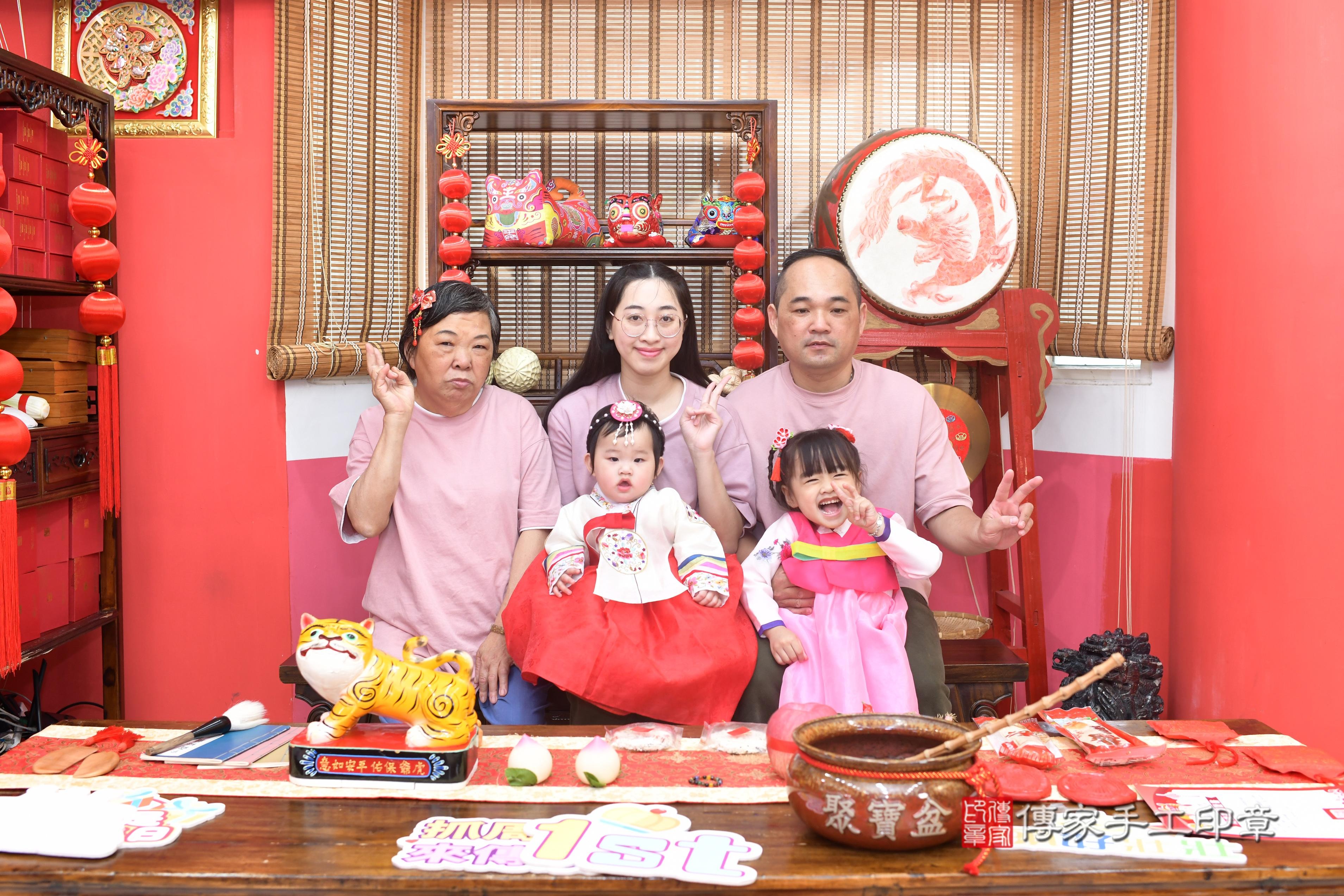 傳家手工印章高雄店、抓周、度脺、中國風會場、傳家嬰兒古禮、吉祥話、抓周道具物品24種、拍照。抓周證書。寶寶抓周、滿周歲、生日快樂、祝福