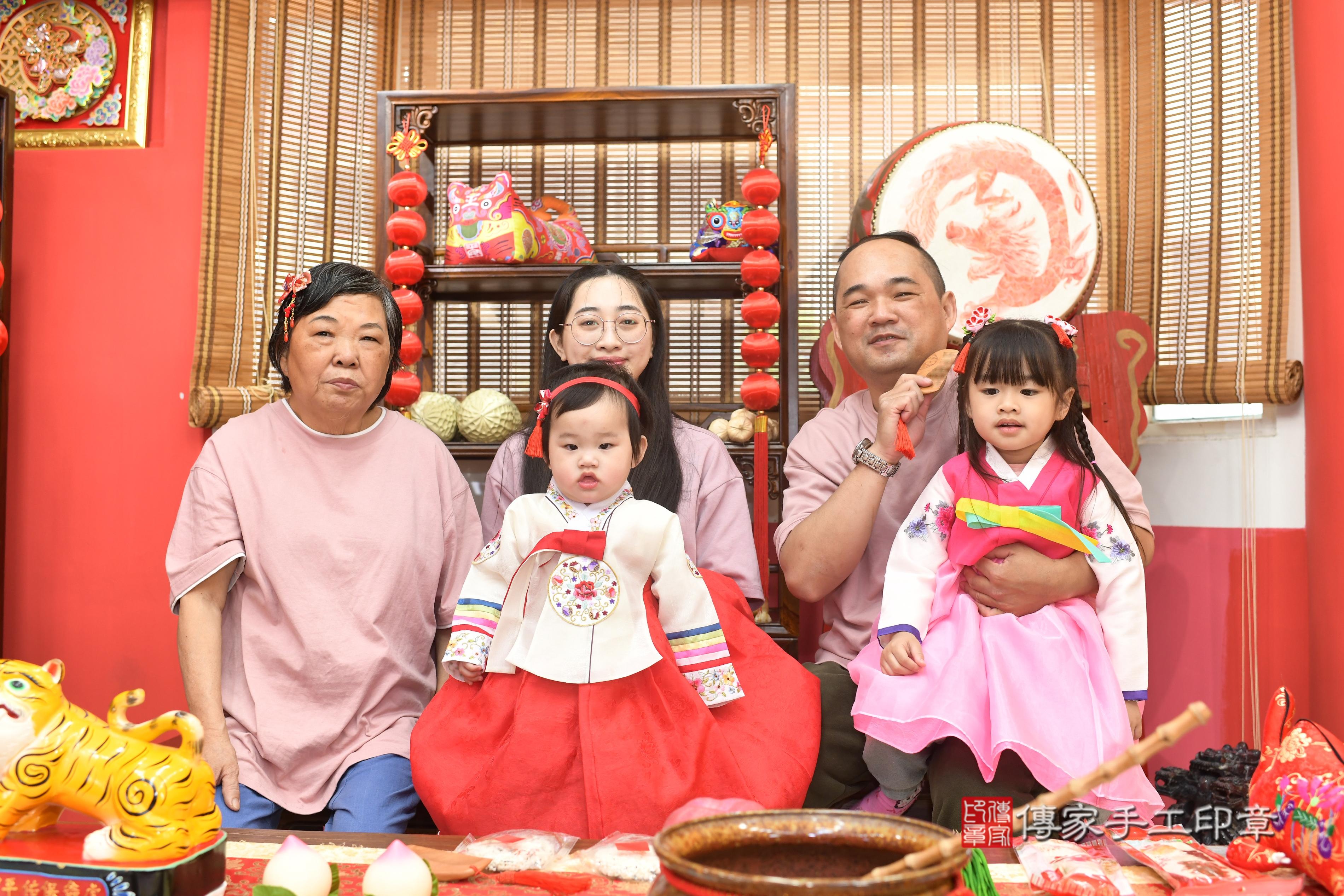 傳家手工印章高雄店、抓周、度脺、中國風會場、傳家嬰兒古禮、吉祥話、抓周道具物品24種、拍照。抓周證書。寶寶抓周、滿周歲、生日快樂、祝福