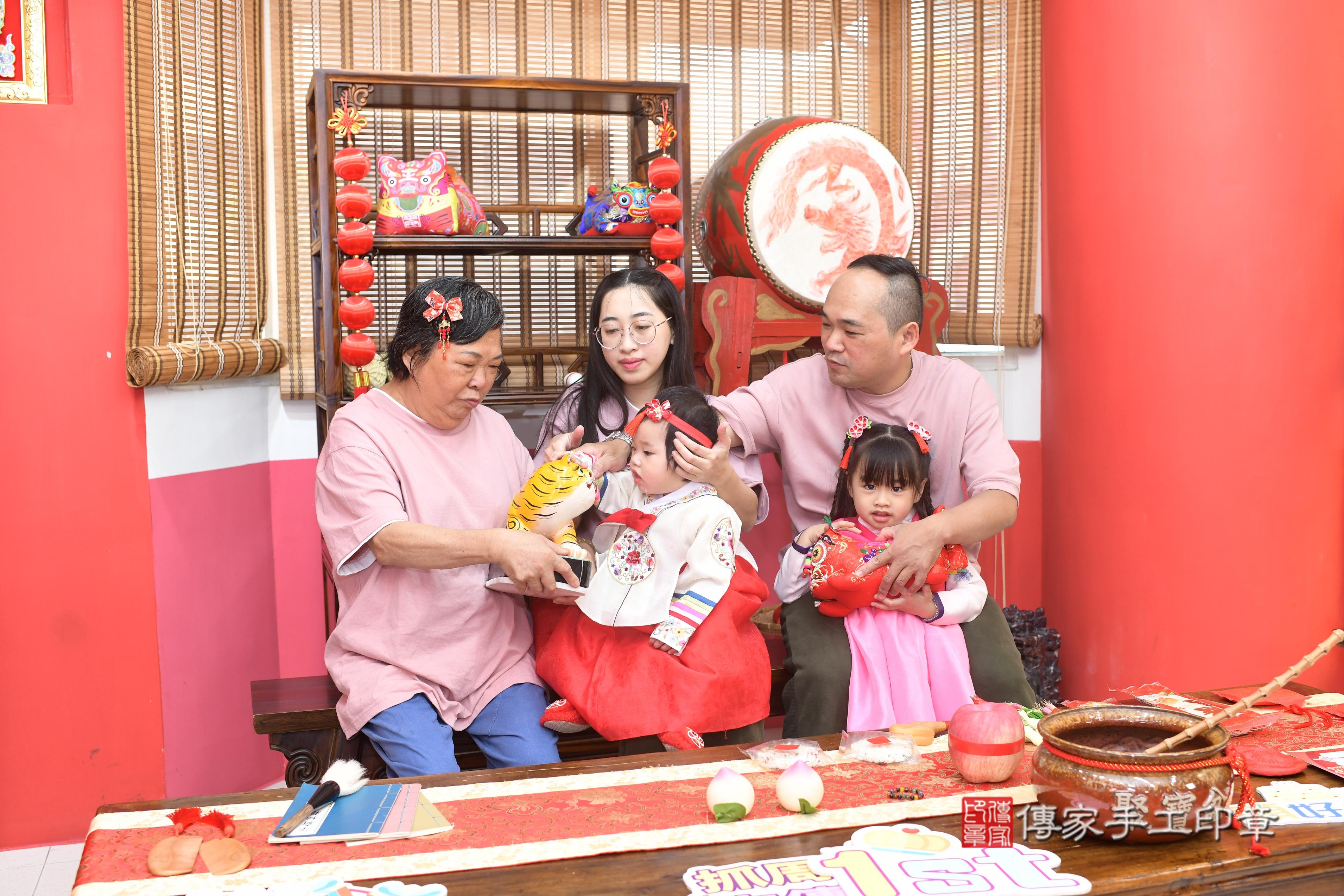 傳家手工印章高雄店、抓周、度脺、中國風會場、傳家嬰兒古禮、吉祥話、抓周道具物品24種、拍照。抓周證書。寶寶抓周、滿周歲、生日快樂、祝福