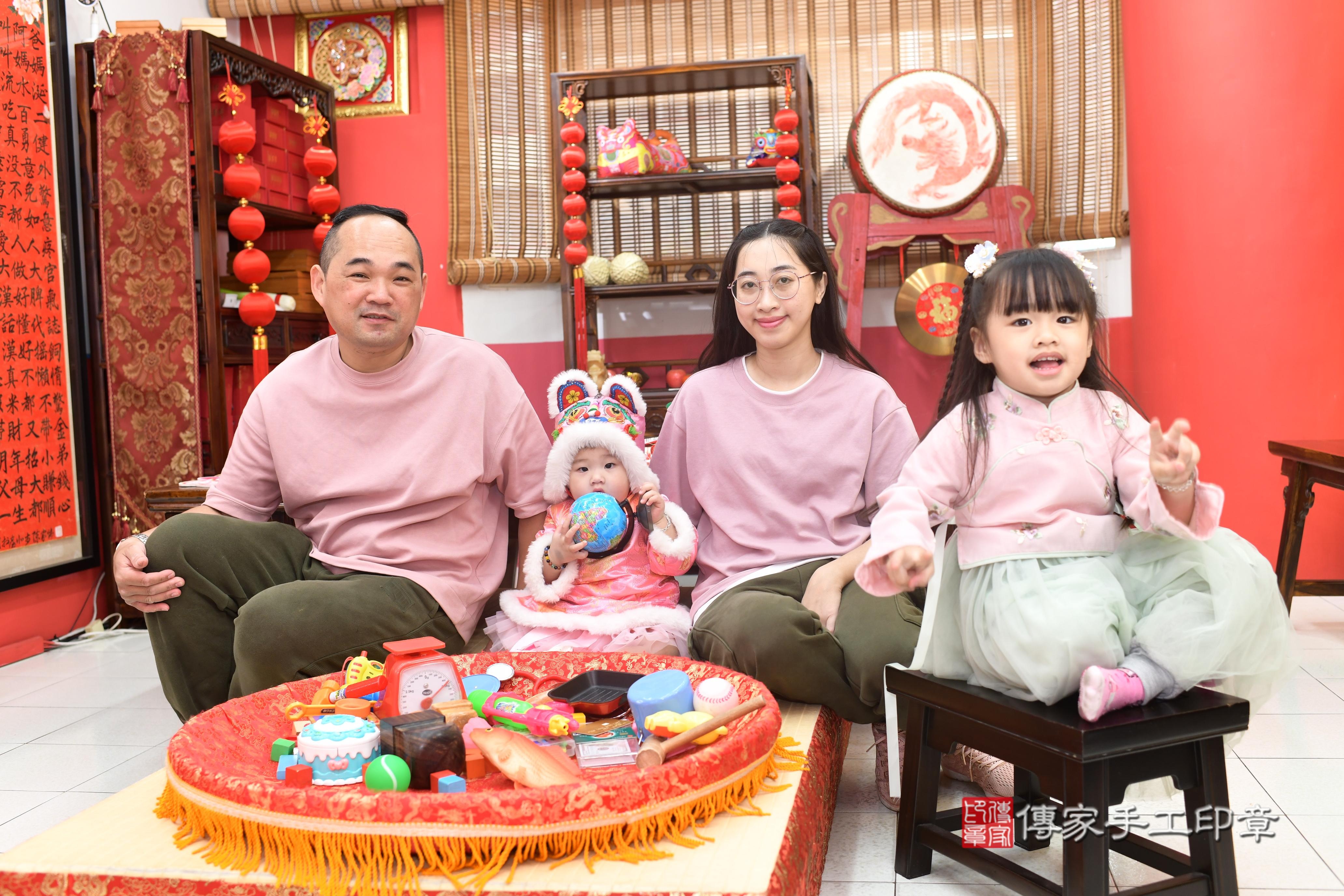 傳家手工印章高雄店、抓周、度脺、中國風會場、傳家嬰兒古禮、吉祥話、抓周道具物品24種、拍照。抓周證書。寶寶抓周、滿周歲、生日快樂、祝福