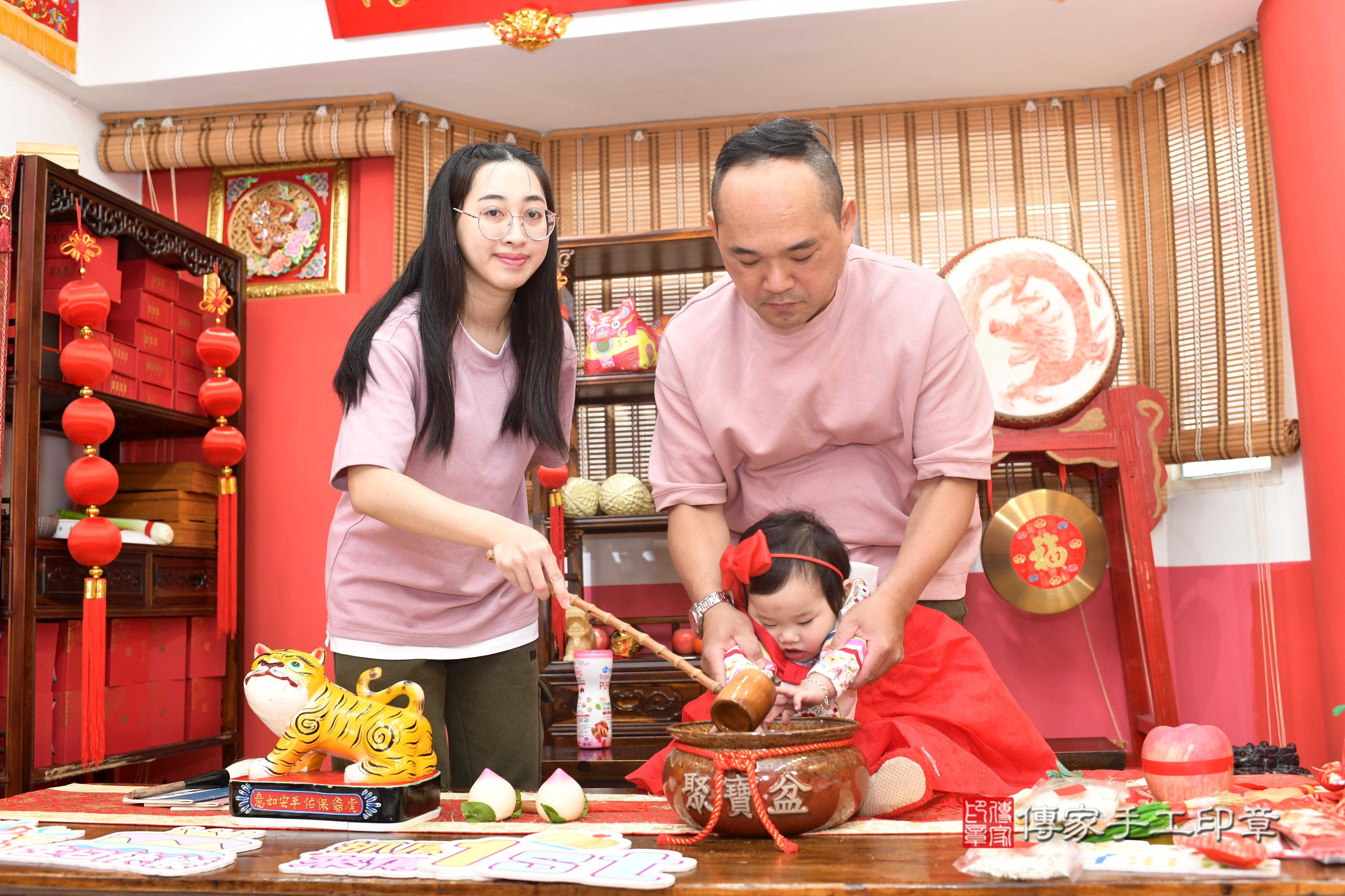 傳家手工印章高雄店、抓周、度脺、中國風會場、傳家嬰兒古禮、吉祥話、抓周道具物品24種、拍照。抓周證書。寶寶抓周、滿周歲、生日快樂、祝福