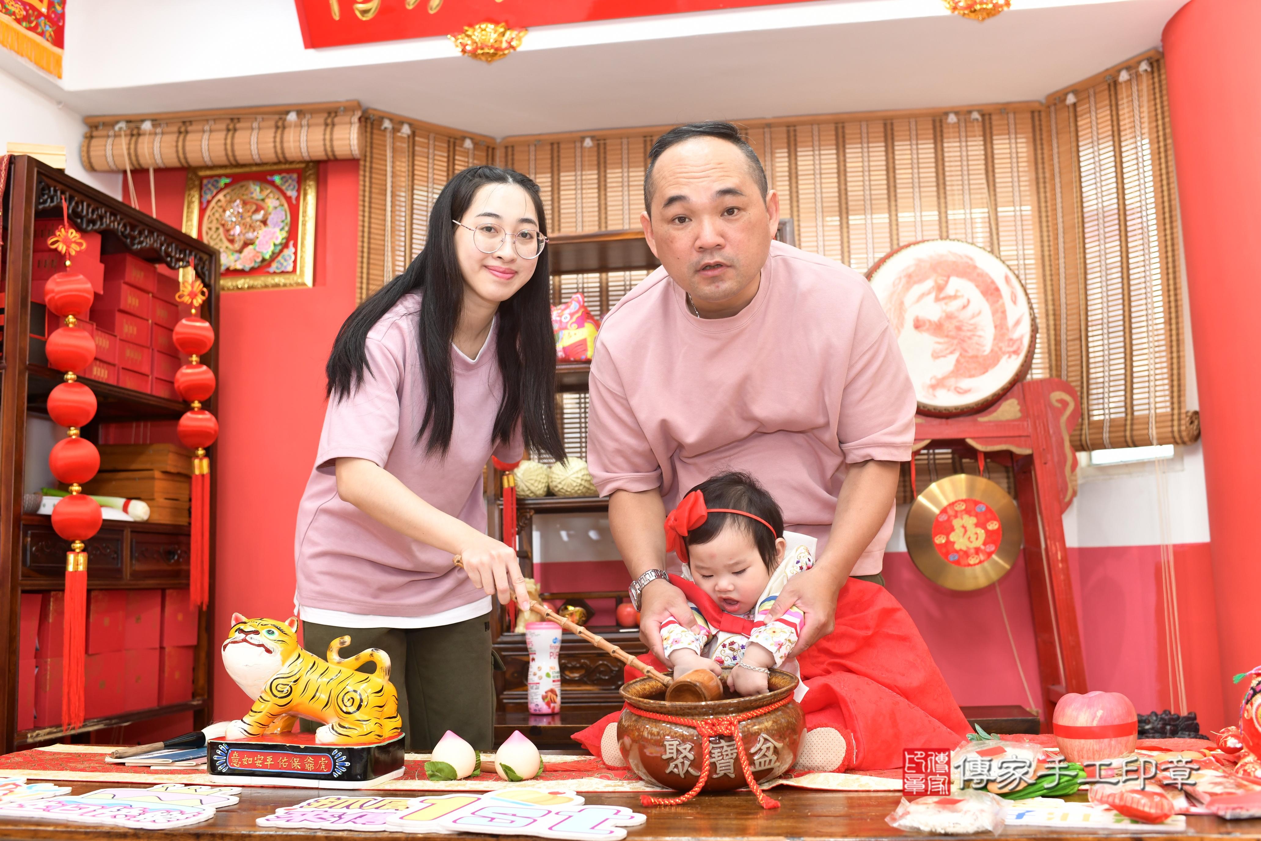 傳家手工印章高雄店、抓周、度脺、中國風會場、傳家嬰兒古禮、吉祥話、抓周道具物品24種、拍照。抓周證書。寶寶抓周、滿周歲、生日快樂、祝福