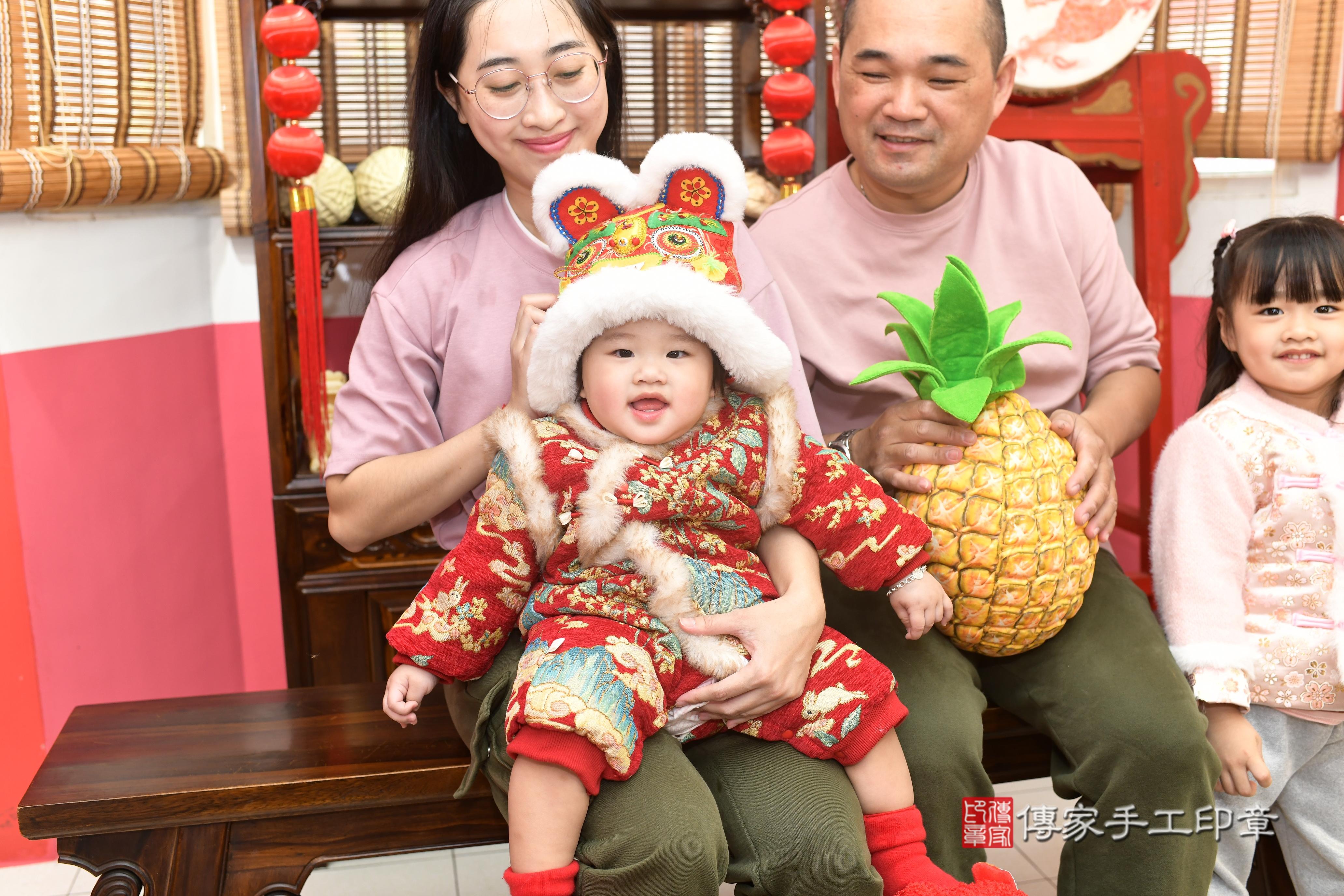 抓周儀式【福虎歌】朗誦祝福：虎爺保佑寶寶吉祥，趨吉避凶。  在中國和台灣，虎爺是兒童的守護神，週歲有虎爺保佑，可以象徵吉祥平安。  高雄店抓周。爸爸媽媽和虎爺一起拍個合照，保佑孩子平安健康長大喔^^