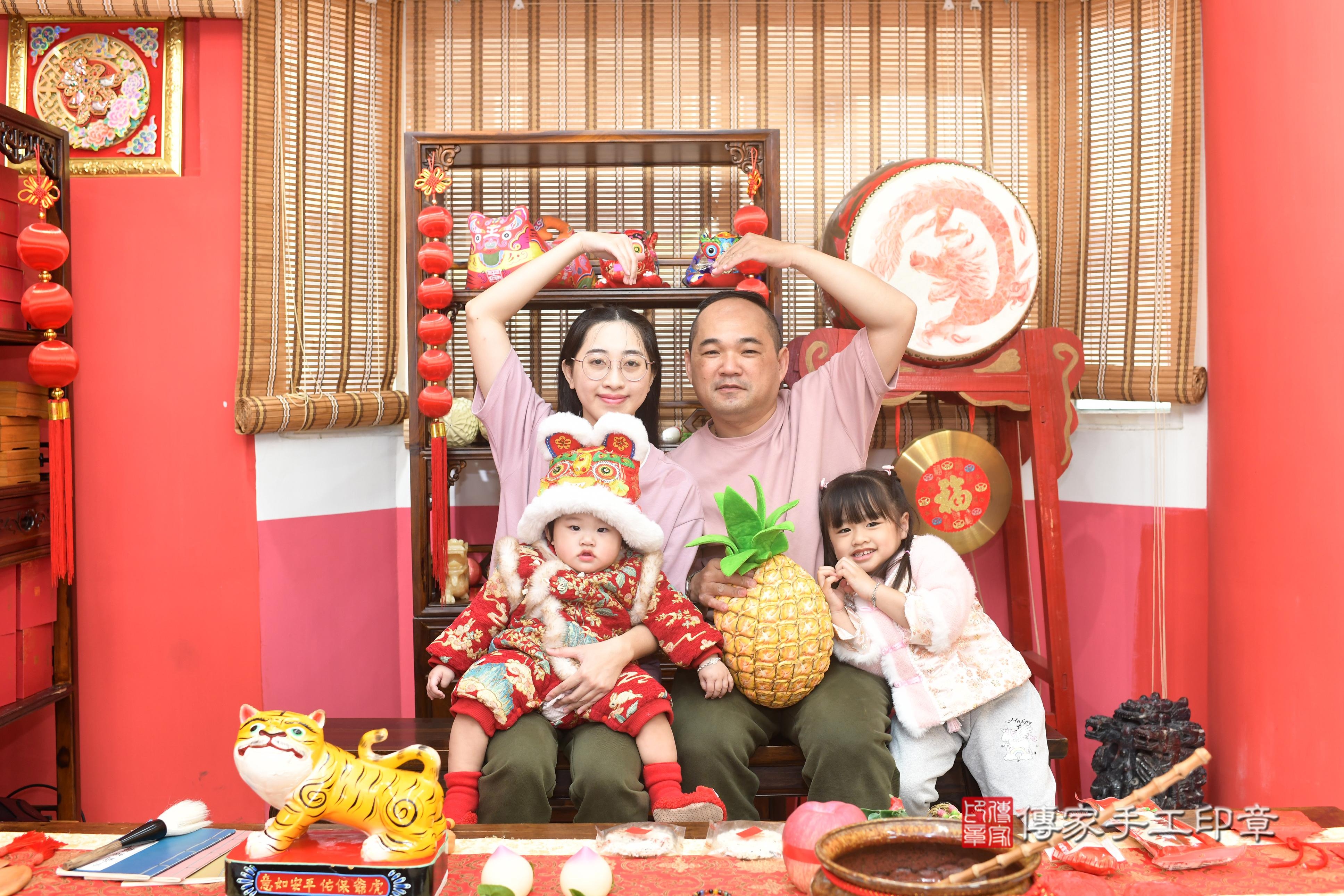 抓周儀式【福虎歌】朗誦祝福：虎爺保佑寶寶吉祥，趨吉避凶。  在中國和台灣，虎爺是兒童的守護神，週歲有虎爺保佑，可以象徵吉祥平安。  高雄店抓周。爸爸媽媽和虎爺一起拍個合照，保佑孩子平安健康長大喔^^