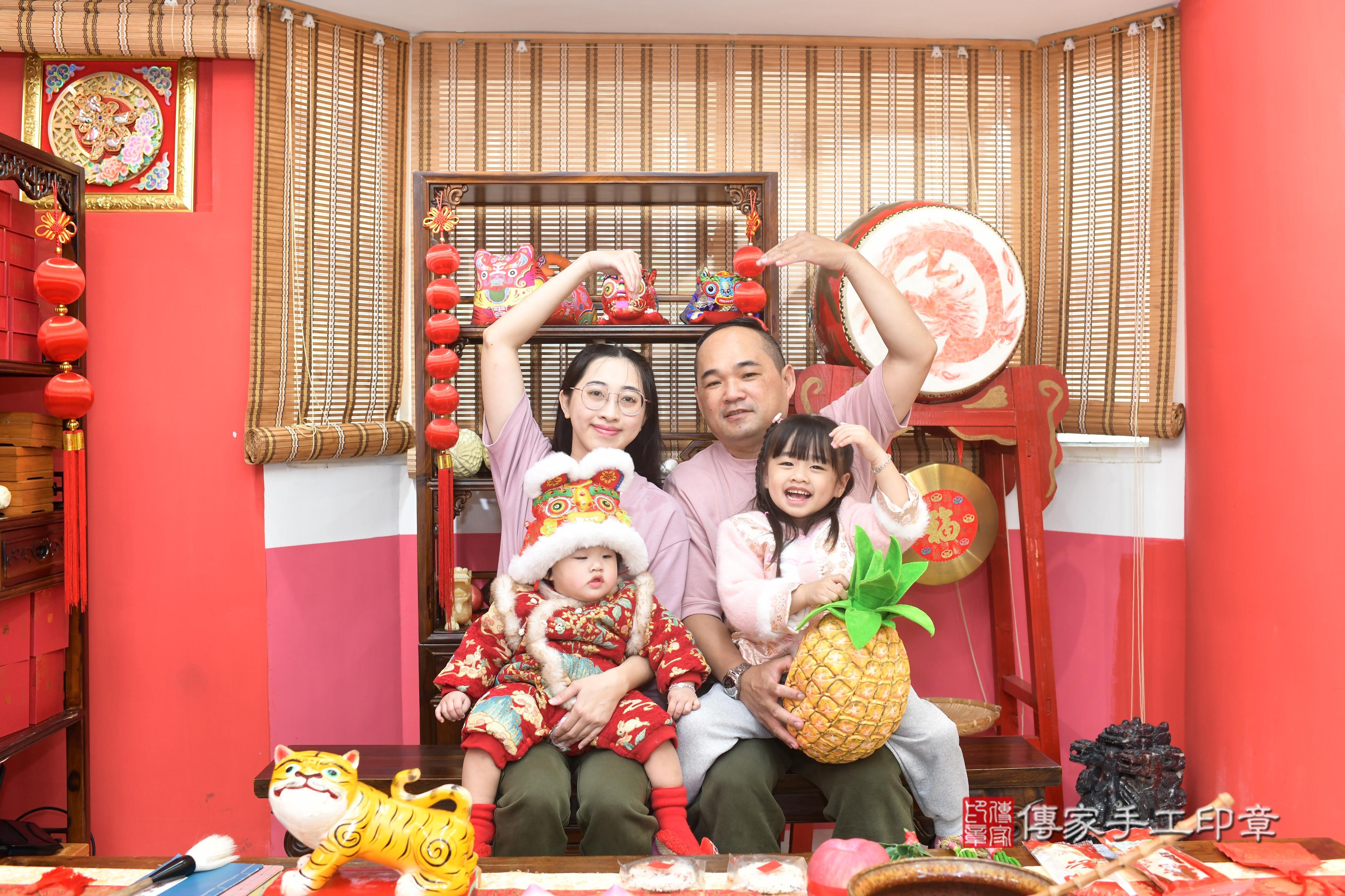 抓周儀式【福虎歌】朗誦祝福：虎爺保佑寶寶吉祥，趨吉避凶。  在中國和台灣，虎爺是兒童的守護神，週歲有虎爺保佑，可以象徵吉祥平安。  高雄店抓周。爸爸媽媽和虎爺一起拍個合照，保佑孩子平安健康長大喔^^