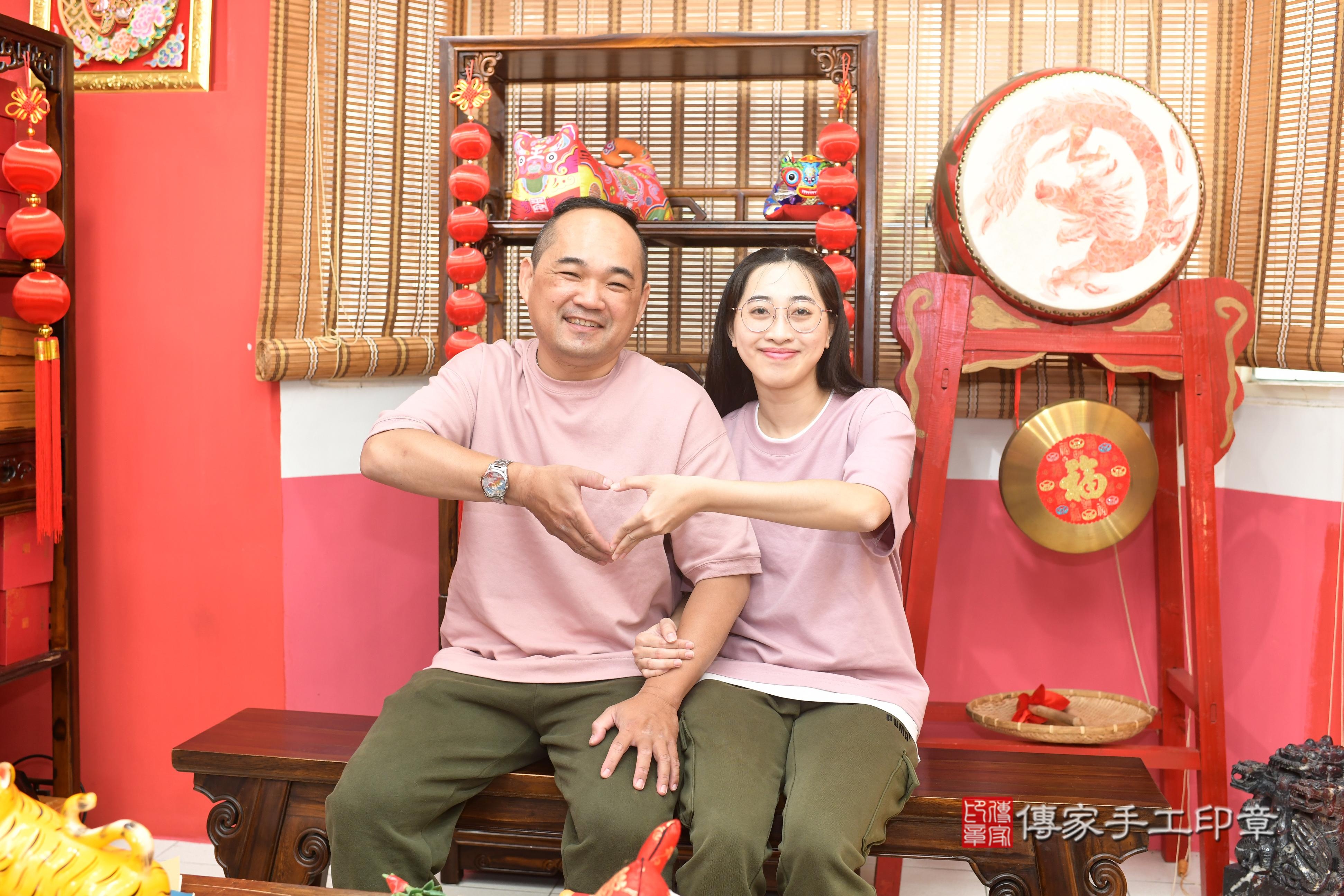 抓周儀式【福虎歌】朗誦祝福：虎爺保佑寶寶吉祥，趨吉避凶。  在中國和台灣，虎爺是兒童的守護神，週歲有虎爺保佑，可以象徵吉祥平安。  高雄店抓周。爸爸媽媽和虎爺一起拍個合照，保佑孩子平安健康長大喔^^